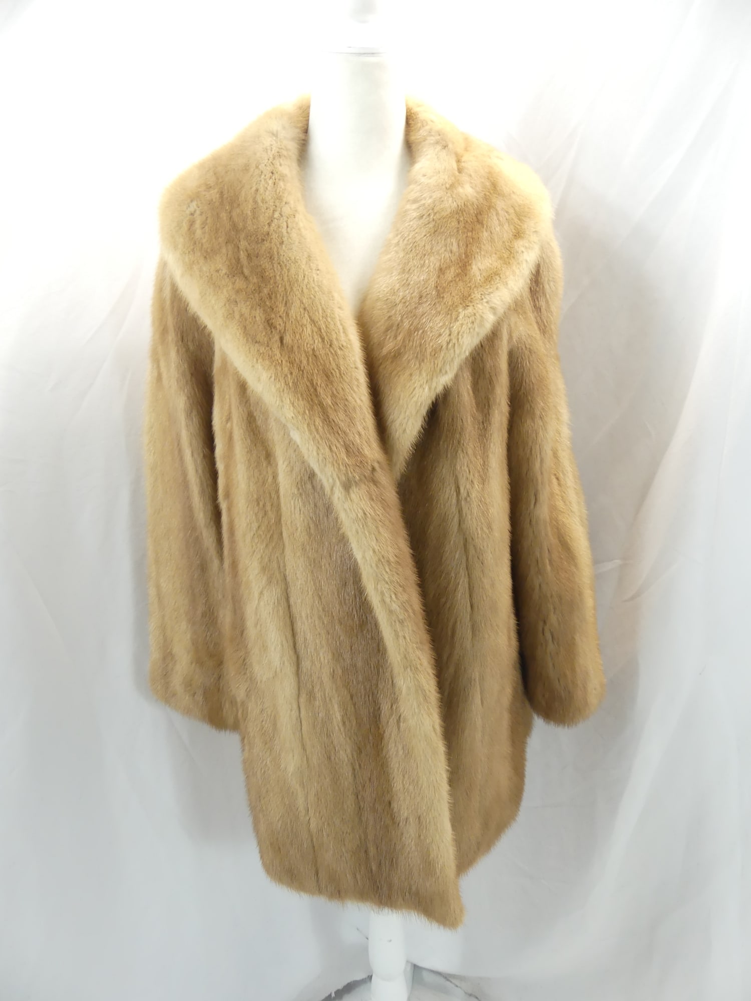 Vintage 1960's Sam Bifano Furs Blond Mink Clutch Coat, with Elaborate Embroidered Interior: approx. 40 bust and waist, good condition, see photo's