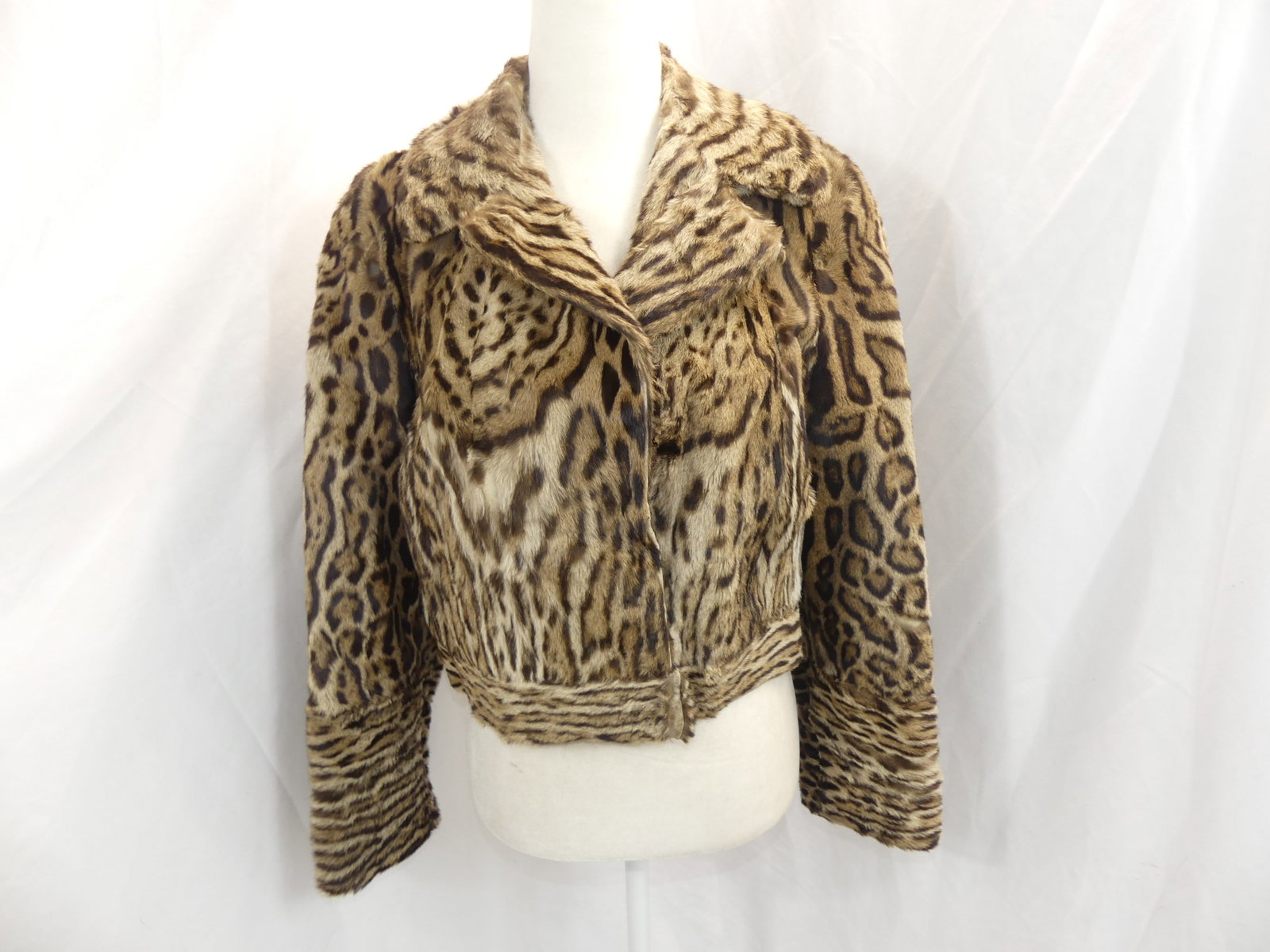 Vintage Cheetah Fur Coat: approx. 40 bust, 33 waist, some wear spots and old seam repair, see photo's
