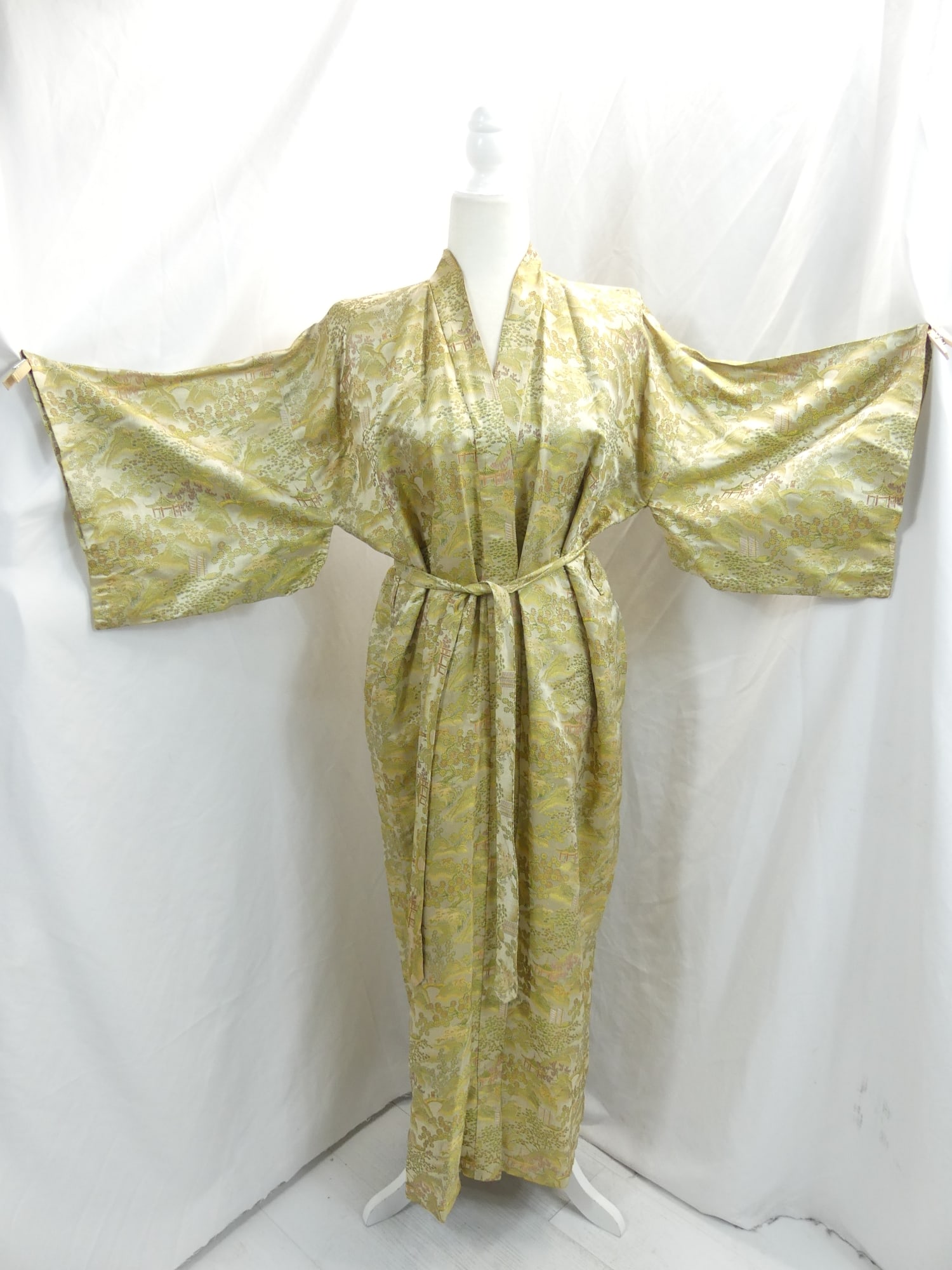 Vintage 1940-50's Gold Brocade Kimono with Original Tie Belt: approx. 46 bust. Has soil at top of the collar, see photo's