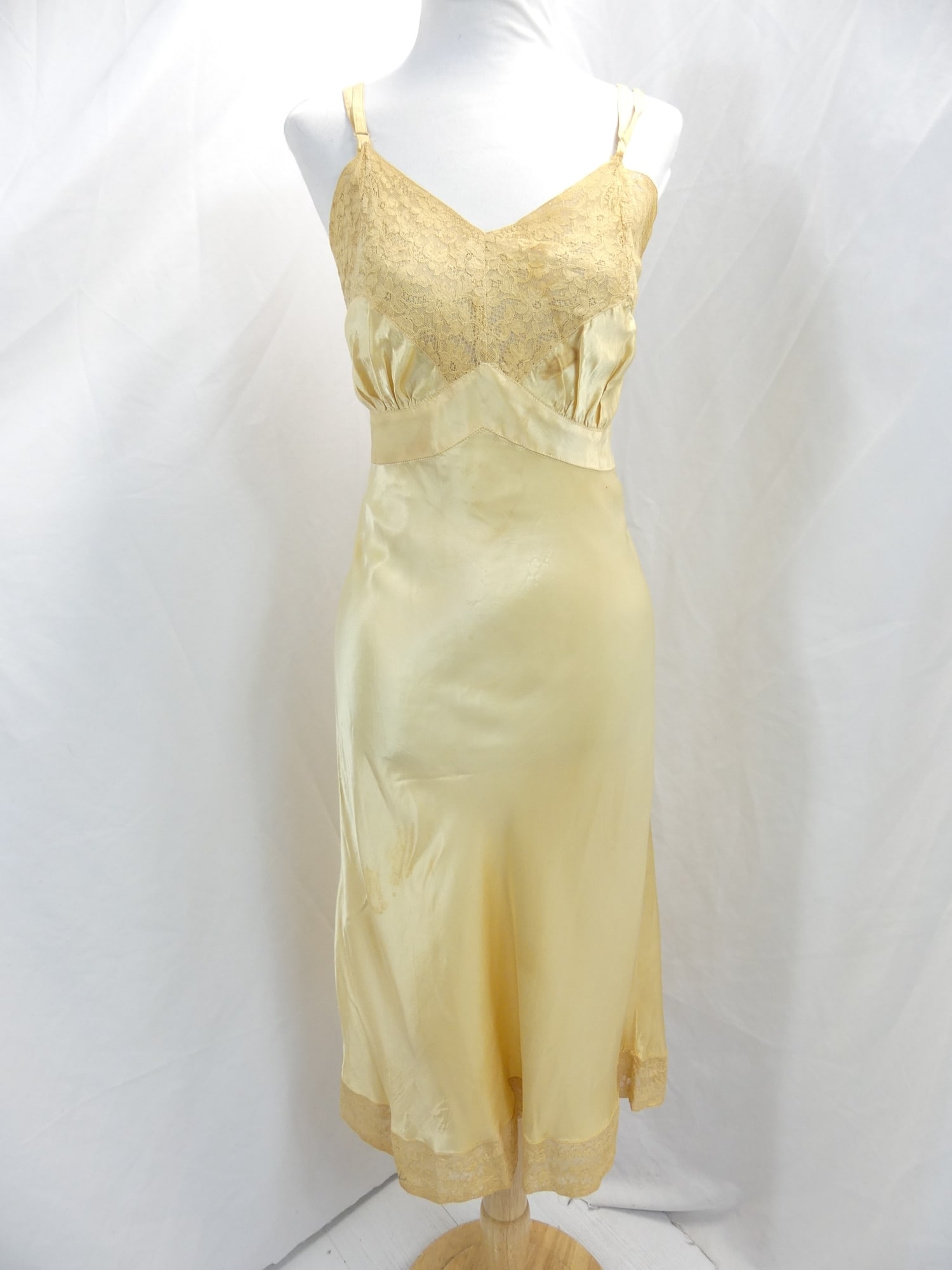 Vintage1930-40's Laura Lane Peach Silk/Rayon & Lace Full Slip: approx. 32 bust, 28 waist. Has some stains, see photo's