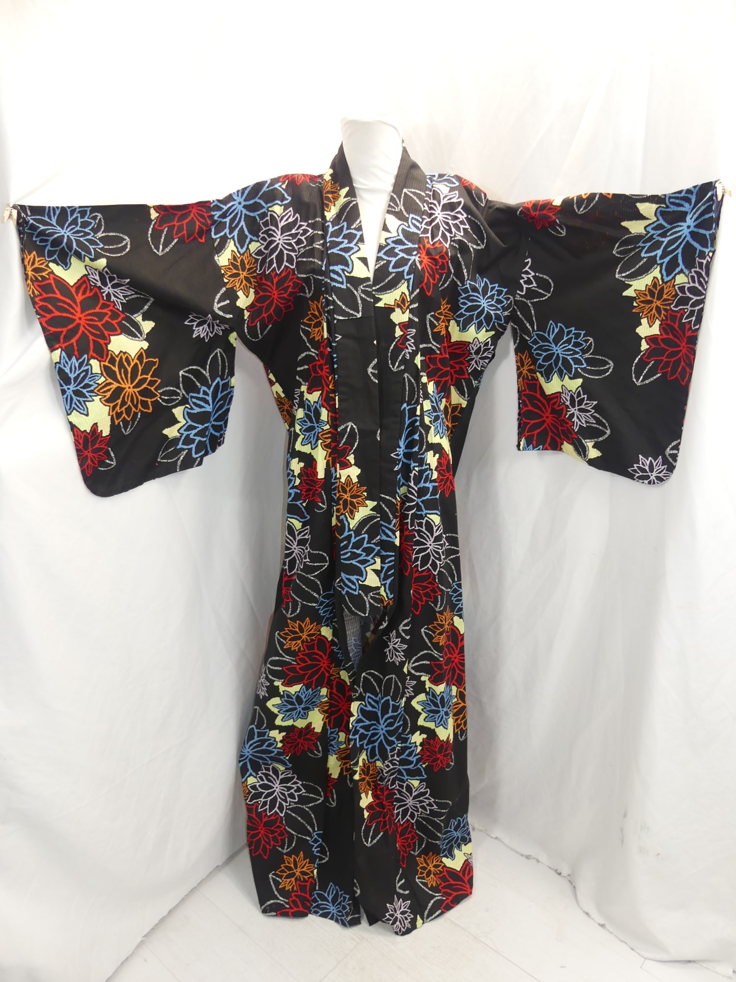 Vintage Black Floral Print Cotton Kimono: approx. 48 bust. In good condition possibly never worn, see photo's