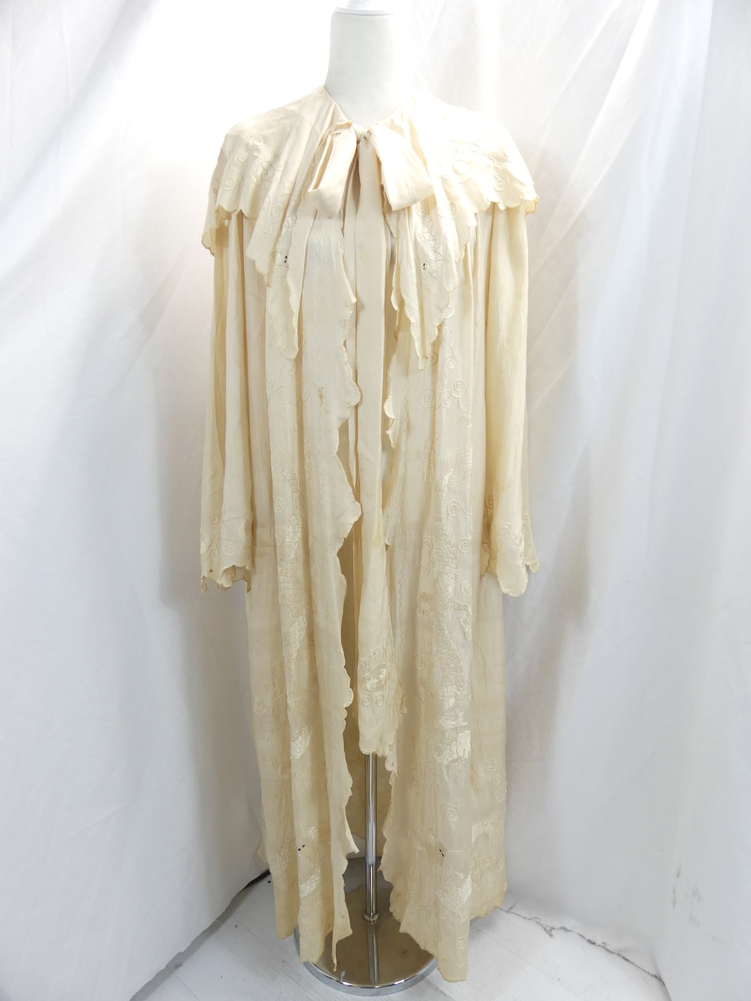 Antique Silk Canton Embroidered Dressing Gown with Dragons: approx. up to 46 bust. Has a couple of small holes & some stains, see photo's