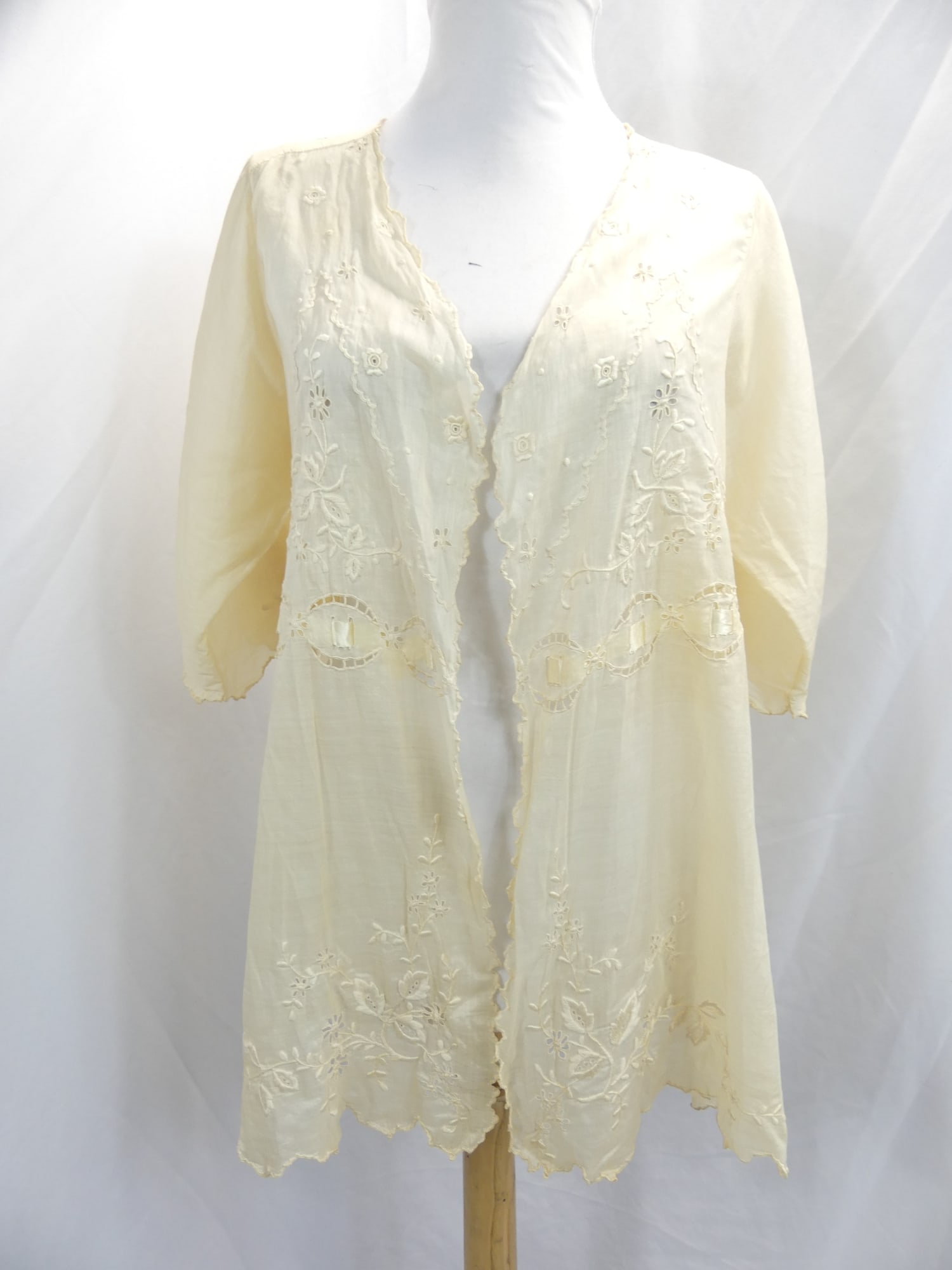 Vintage Early 1900's White Cotton Embroidered & Eyelet Dressing Jacket: approx. 36 bust. In good condition, see photo's