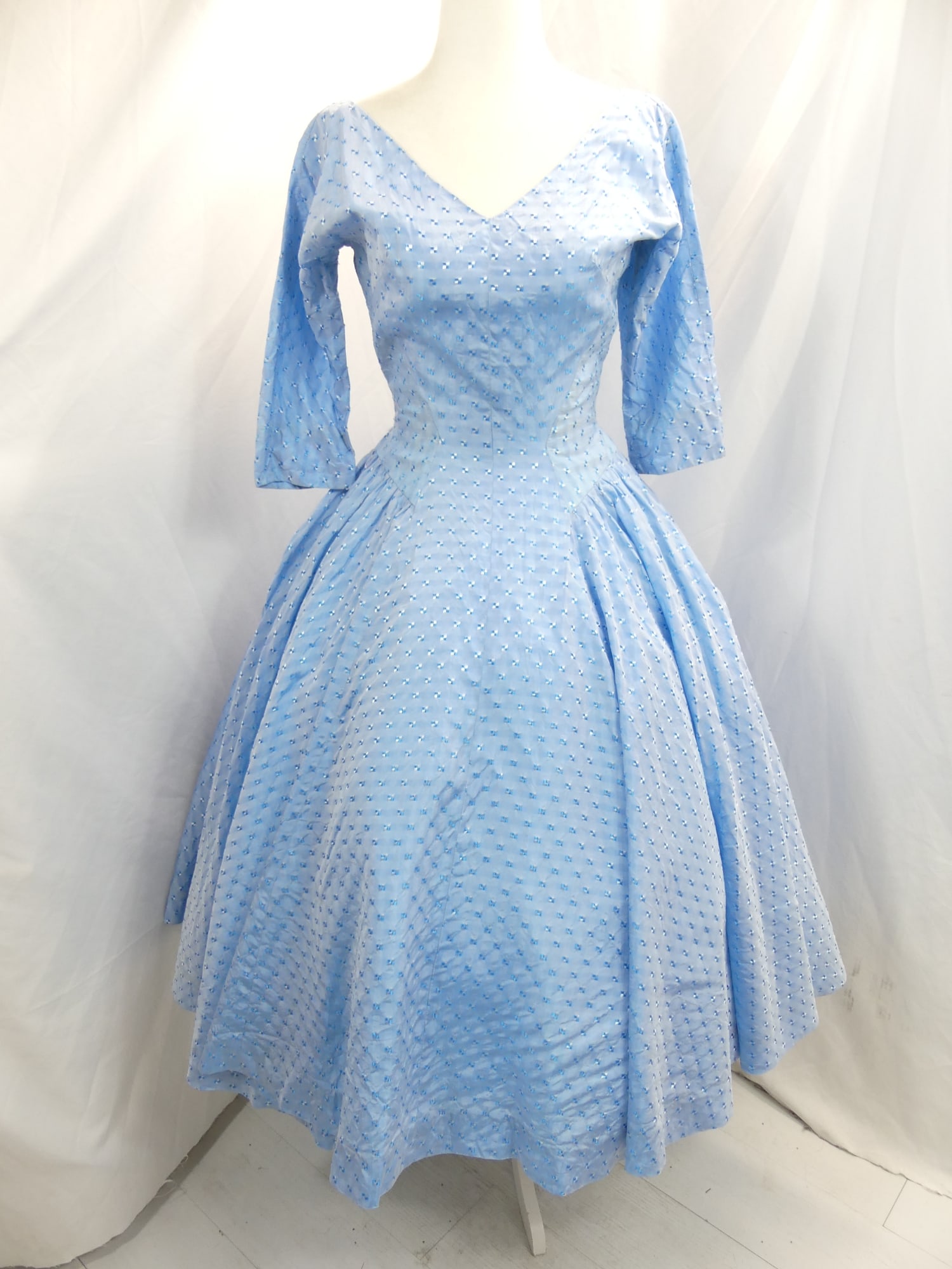 Vintage 1950's Blue Taffeta Fit & Flare Circle Dress: approx. 36 bust, 26 waist. Has some discoloration under arms along with seam stress otherwise in good condition, see photo's