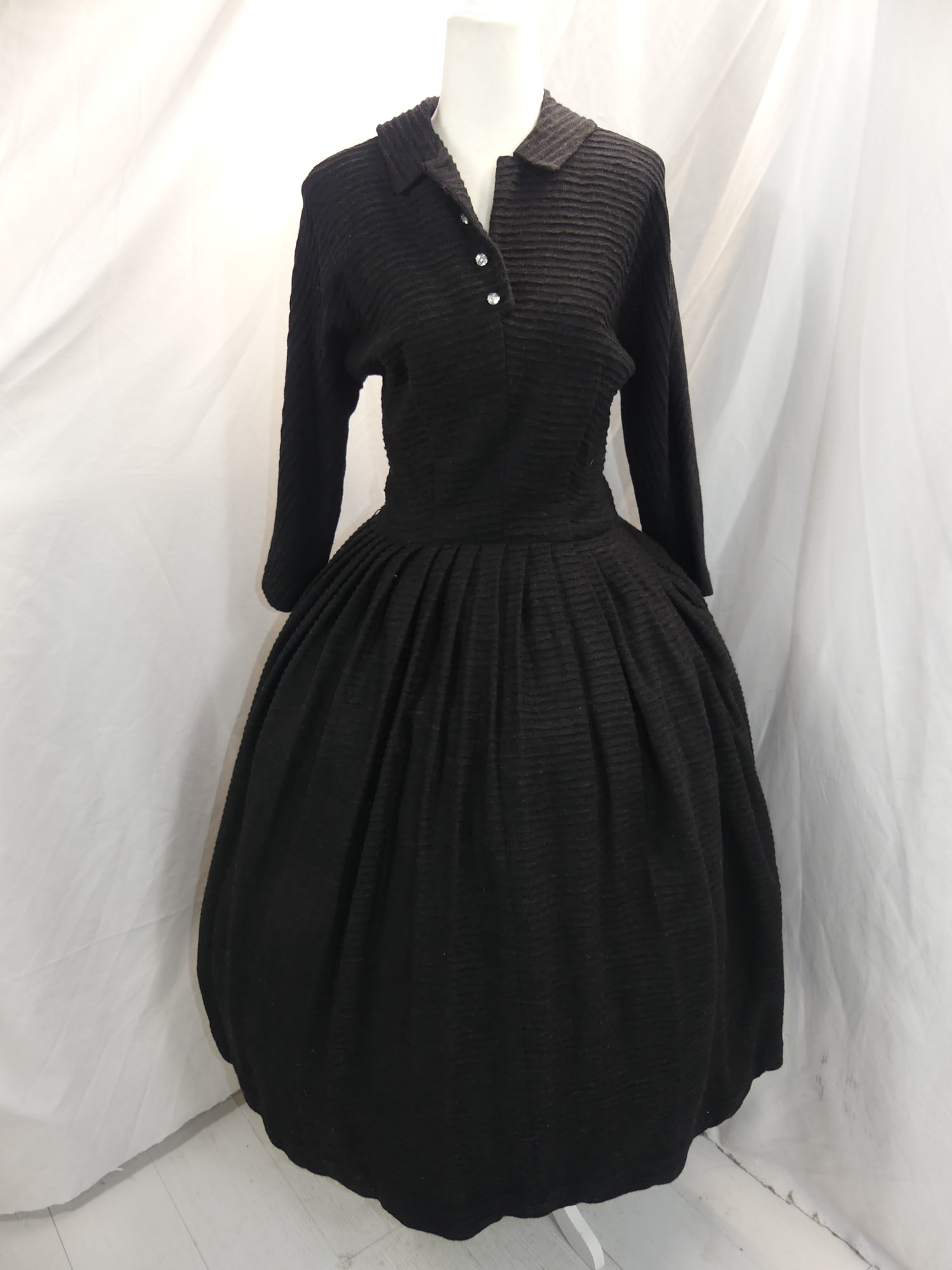 Vintage 1940-50's Bonwit Teller Black Wool Knit Pleated Dress: approx. 40 bust, 28 waist. In good condition, see photo's