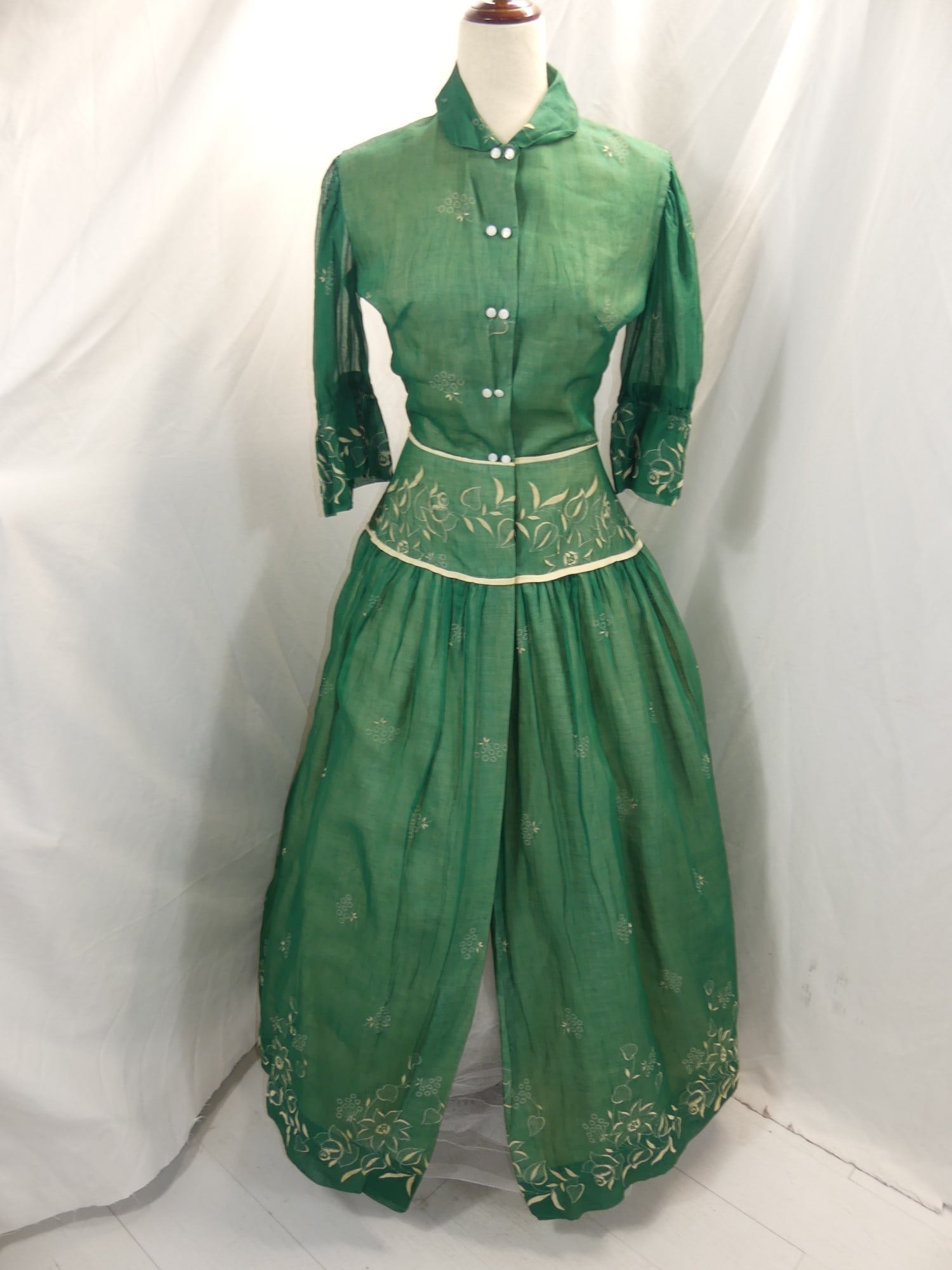 Vintage 1950's Green Embroidered Full Length Robe: approx. 38 bust, 26 waist. Small hole on shoulder otherwise in good condition, see photo's