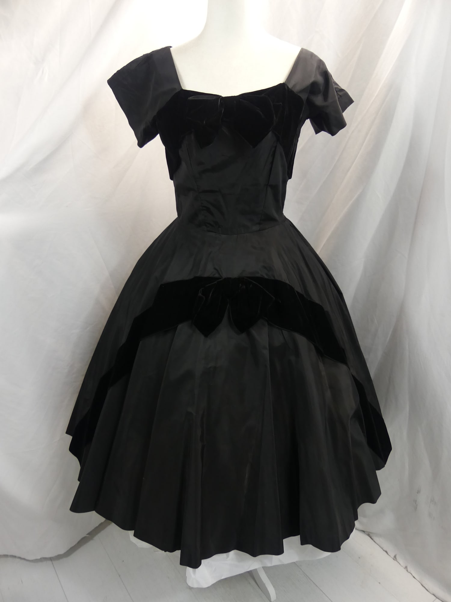 Vintage 1950's Black Taffeta & Velvet Circle Dress: approx. 35 bust, 26 waist. Underarm wrinkling, taken up at shoulder, otherwise in good condition, see photo's