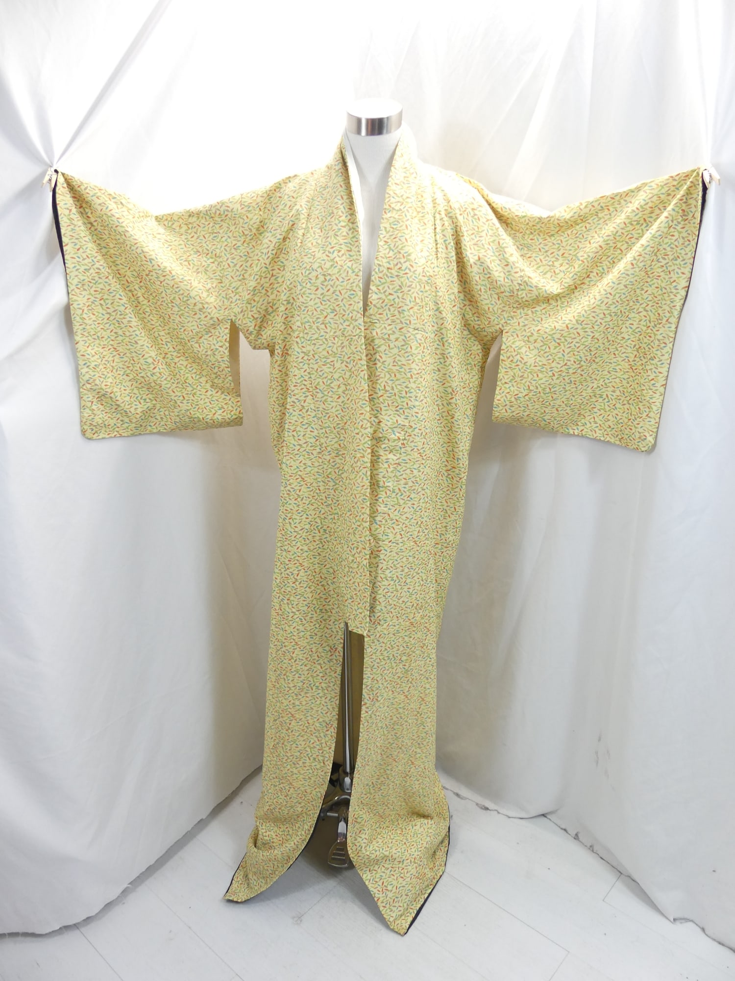 Vintage Silk Gold Leaf Print Kimono: approx. 44 bust. In good condition, see photo's