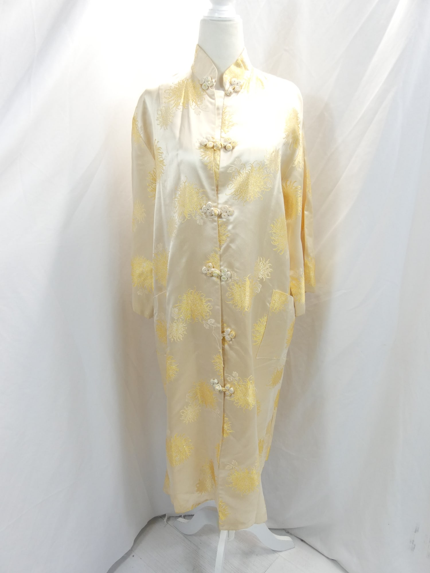 Vintage Rayon Brocade Japanese Coat: approx. 44 bust, 46 waist. Loose frog closure with water marks on hem & loose thread, see photo's