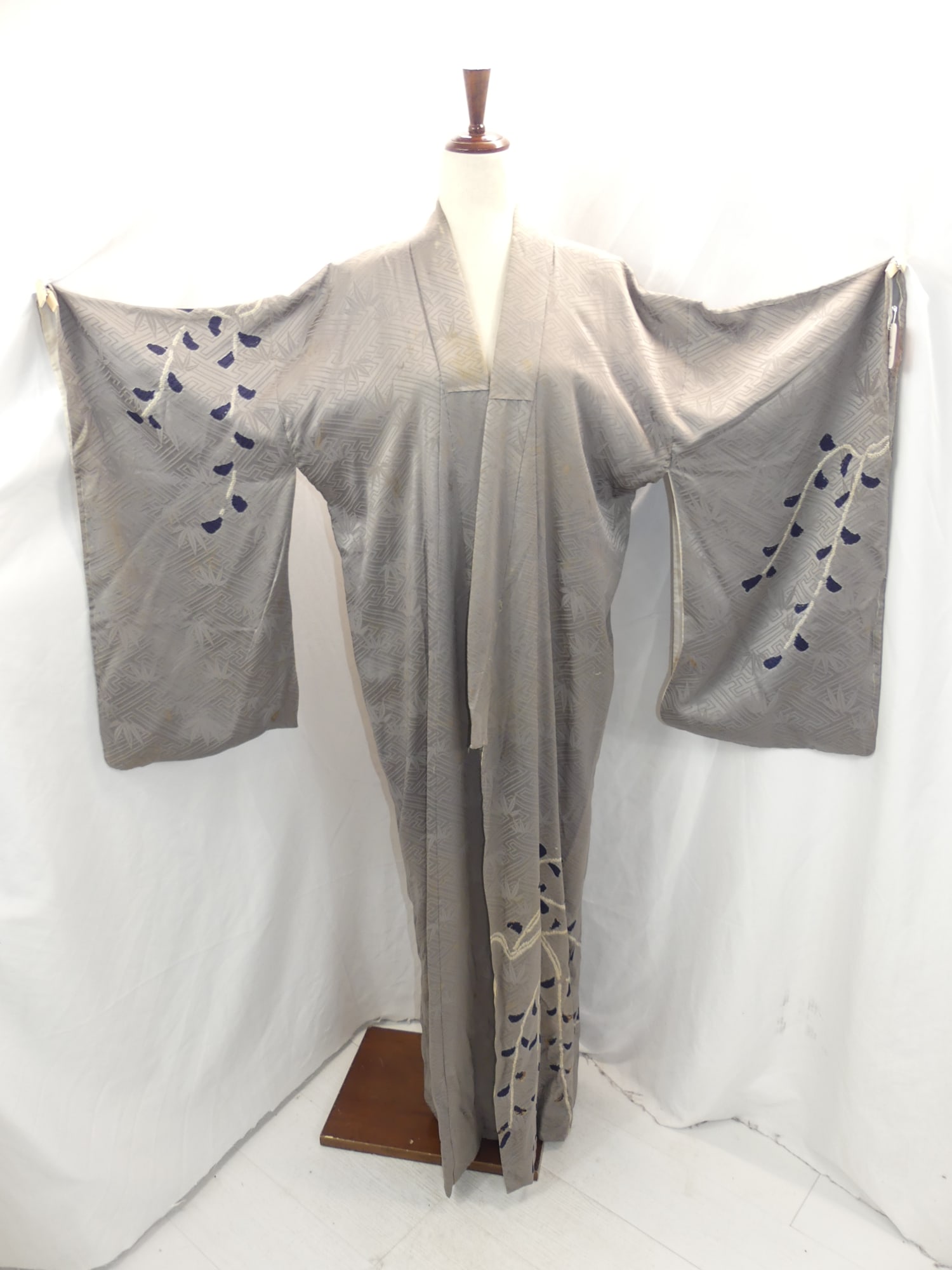 Vintage Gray Silk Kimono with Bamboo Leaf Pattern: approx. 40 bust. Some stains, has old seam repair & some small holes, see photo's