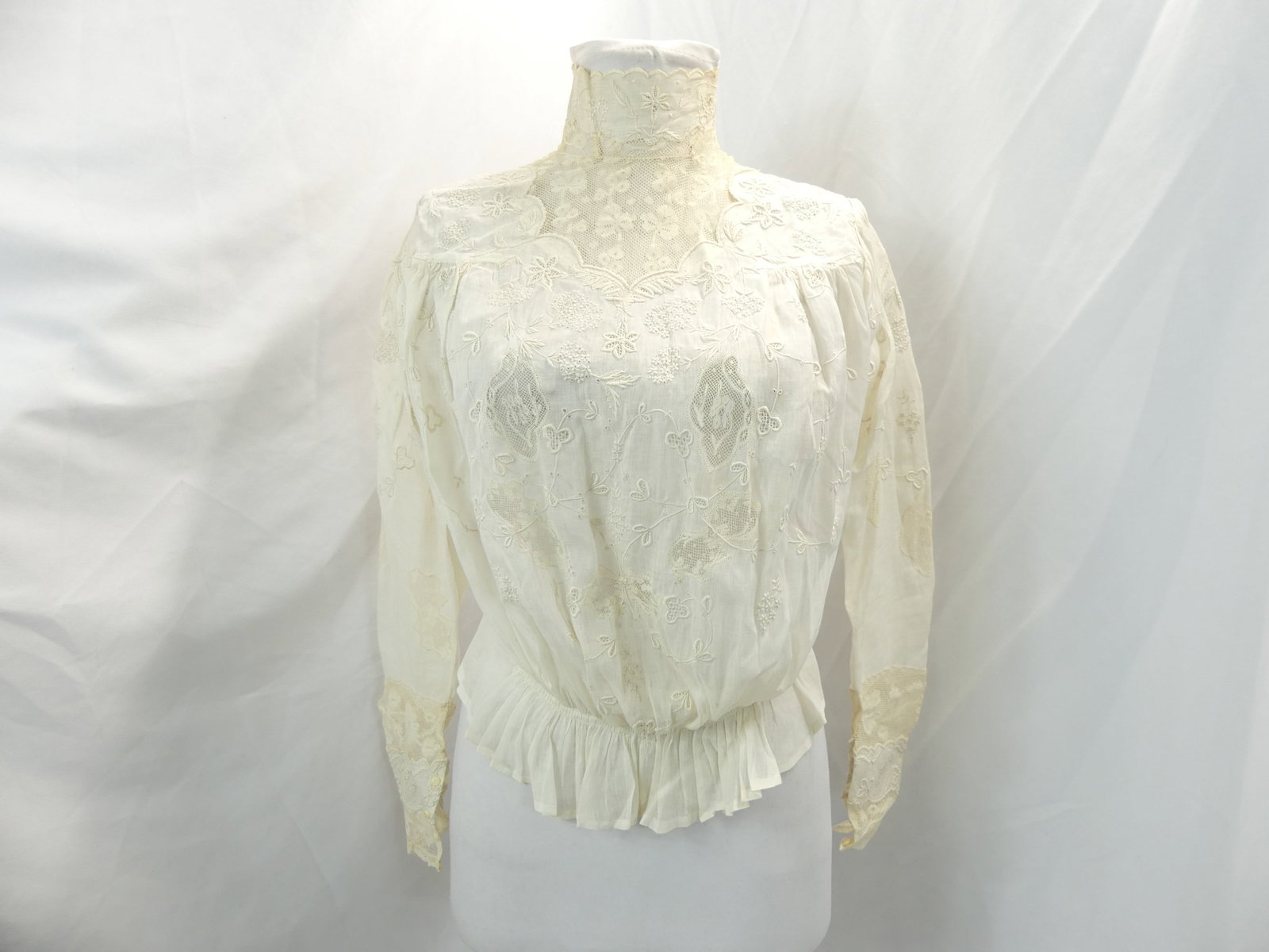 Antique 1800's White Embroidered Blouse with Lace: approx. 34 bust, 27 waist. In good condition, see photo's