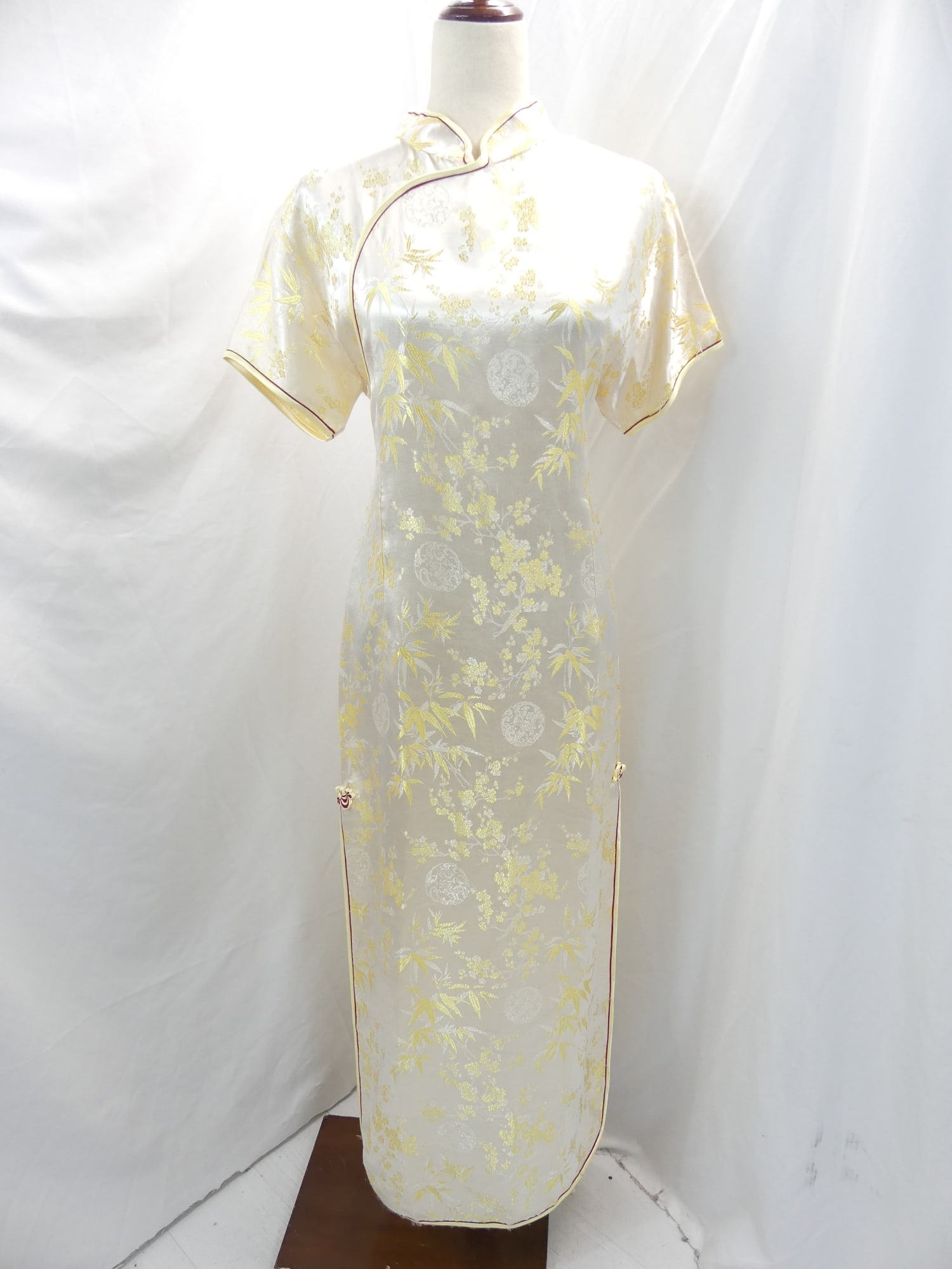 Vintage Gold Silk Brocade Cheongsam: approx. 40 bust, 36 waist. Pull on zipper is missing & has some pulled threads, see photo's