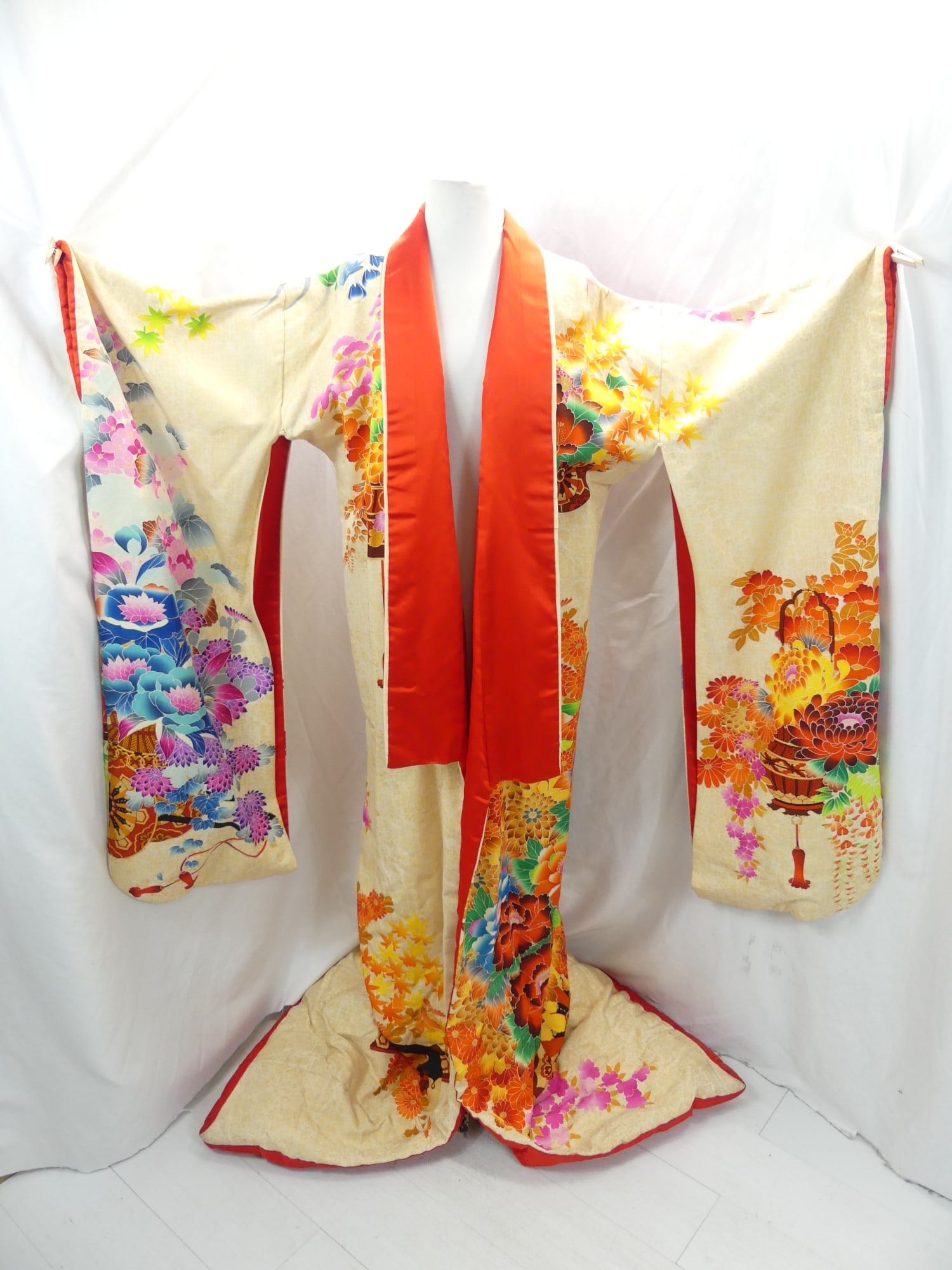 Vintage Wedding Kimono with Brightly Colored Flowers & Red Satin Lining: approx. 50 bust. Some soil at he hem & some small spots. In good condition, see photo's