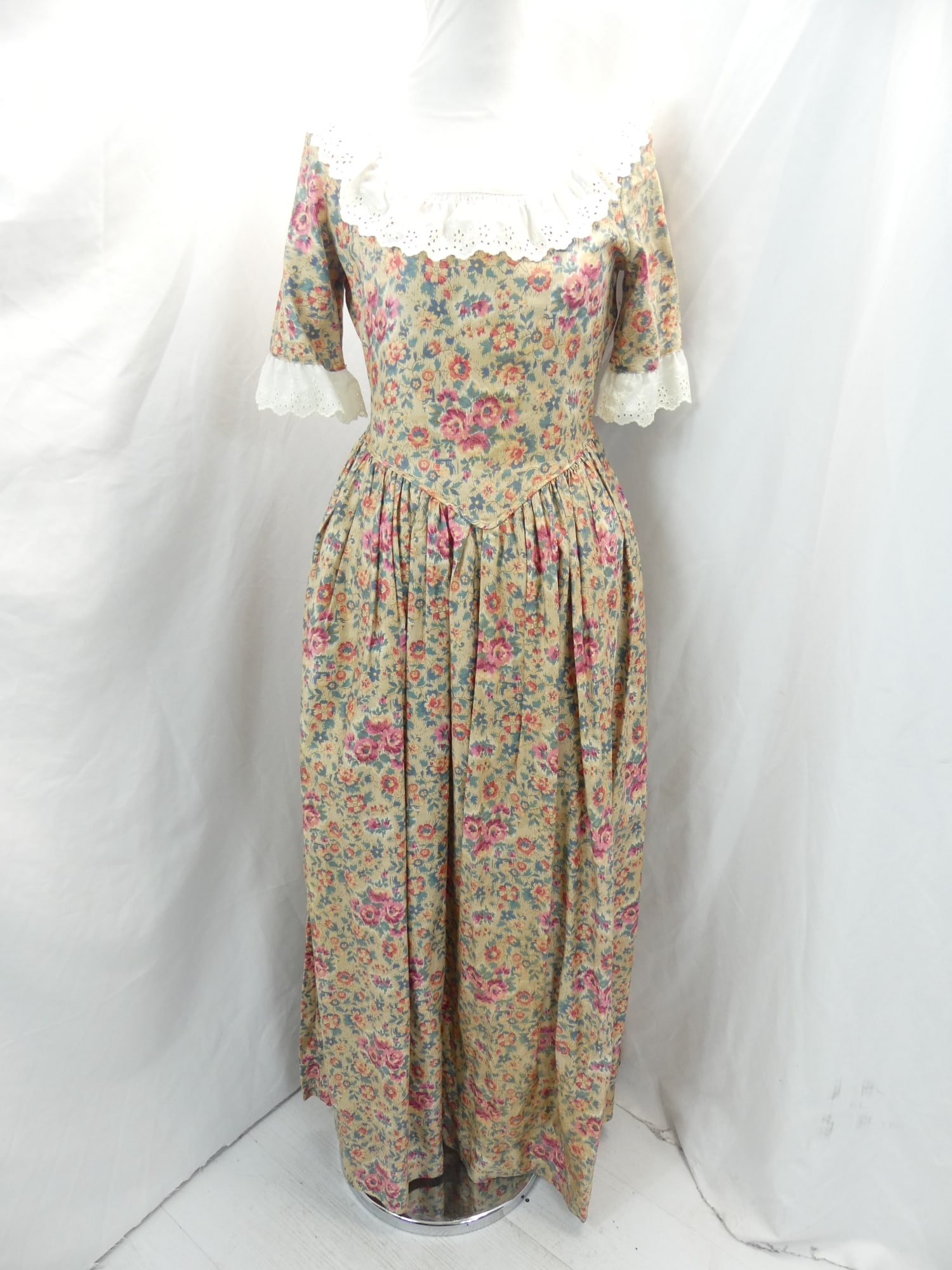Vintage George Washington Bicentennial Costumes Floral Cotton Print with Eyelet Lace Trim: approx. 33 bust, 26 waist. In good condition, see photo's