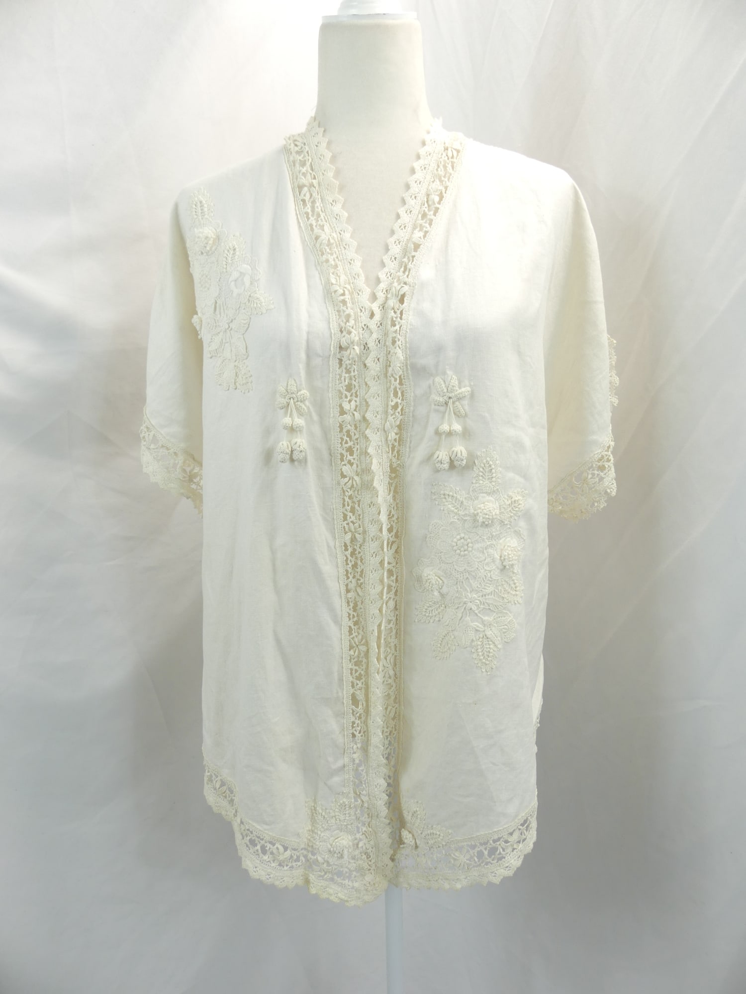 Vintage 1920's Style White Linen & Lace Jacket: approx. 36 bust. In good condition, see photo's