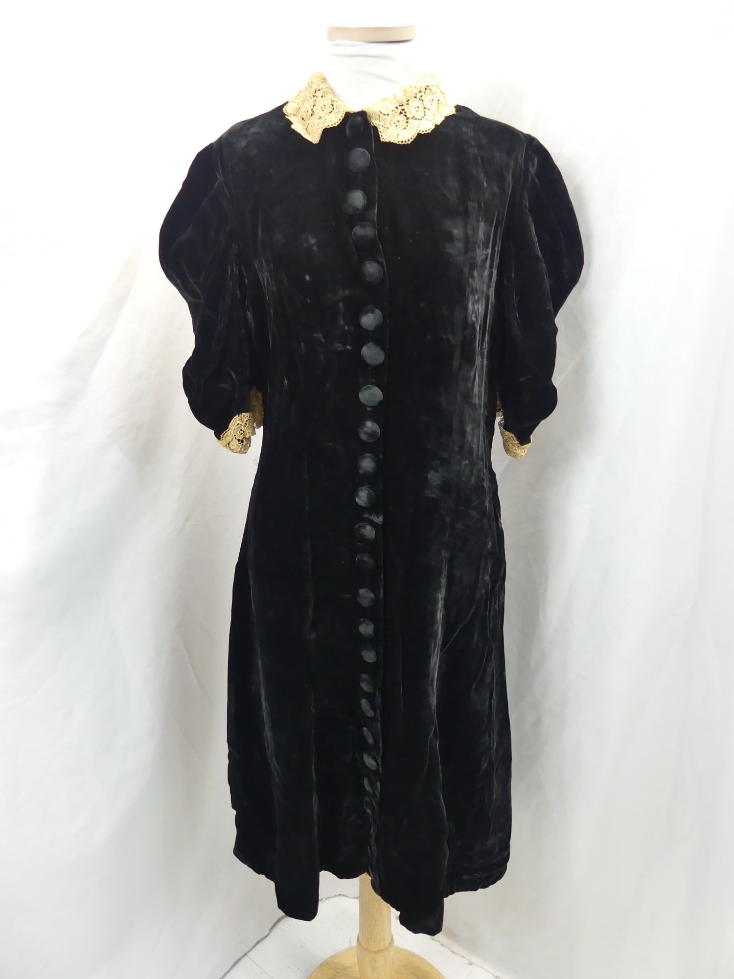 Vintage Early 1900's Black Velvet & Lace Button Front Dress: approx. 36 bust, 30 waist. In good condition, see photo's