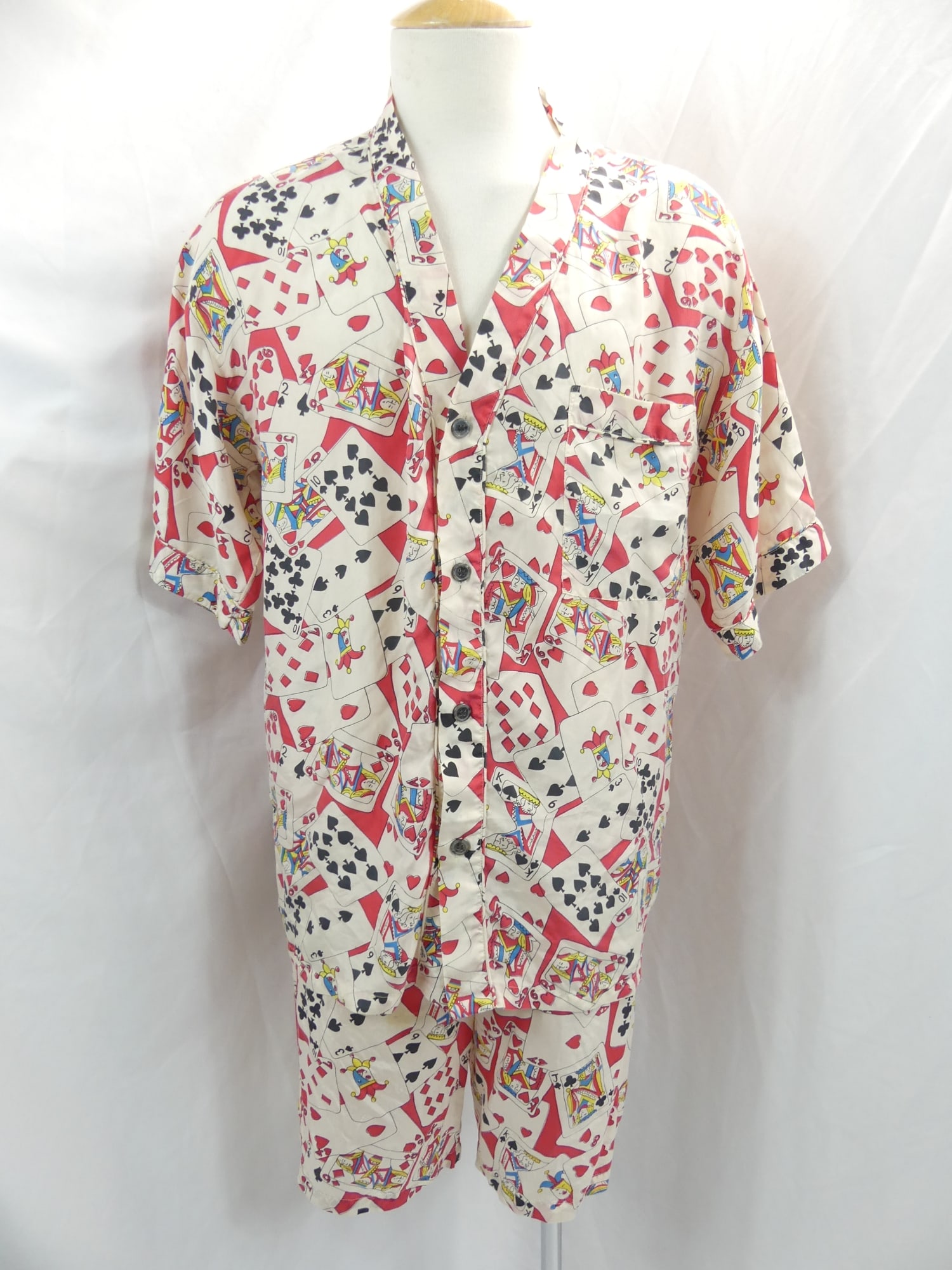 Vintage Men's Silk Playing Card Print Pajama Top with Matching Shorts: approx. 48 chest, 26-38 waist. In good condition, see photo's