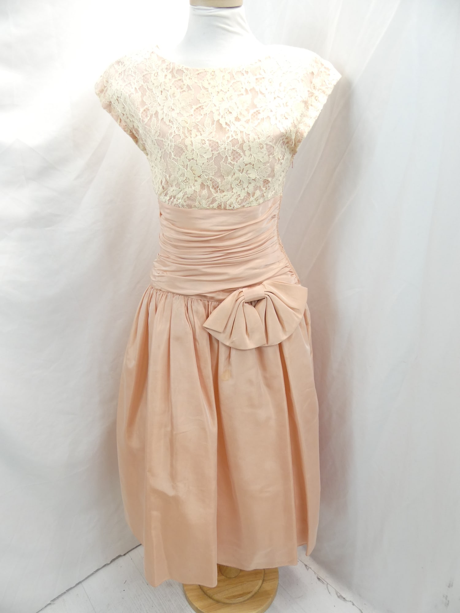 Vintage 1980's Patty O'Neil Pink Taffeta & Lace Party Dress with Ruched Waist: approx. 34 bust, 26 waist. A couple of light stains otherwise in good condition, see photo's