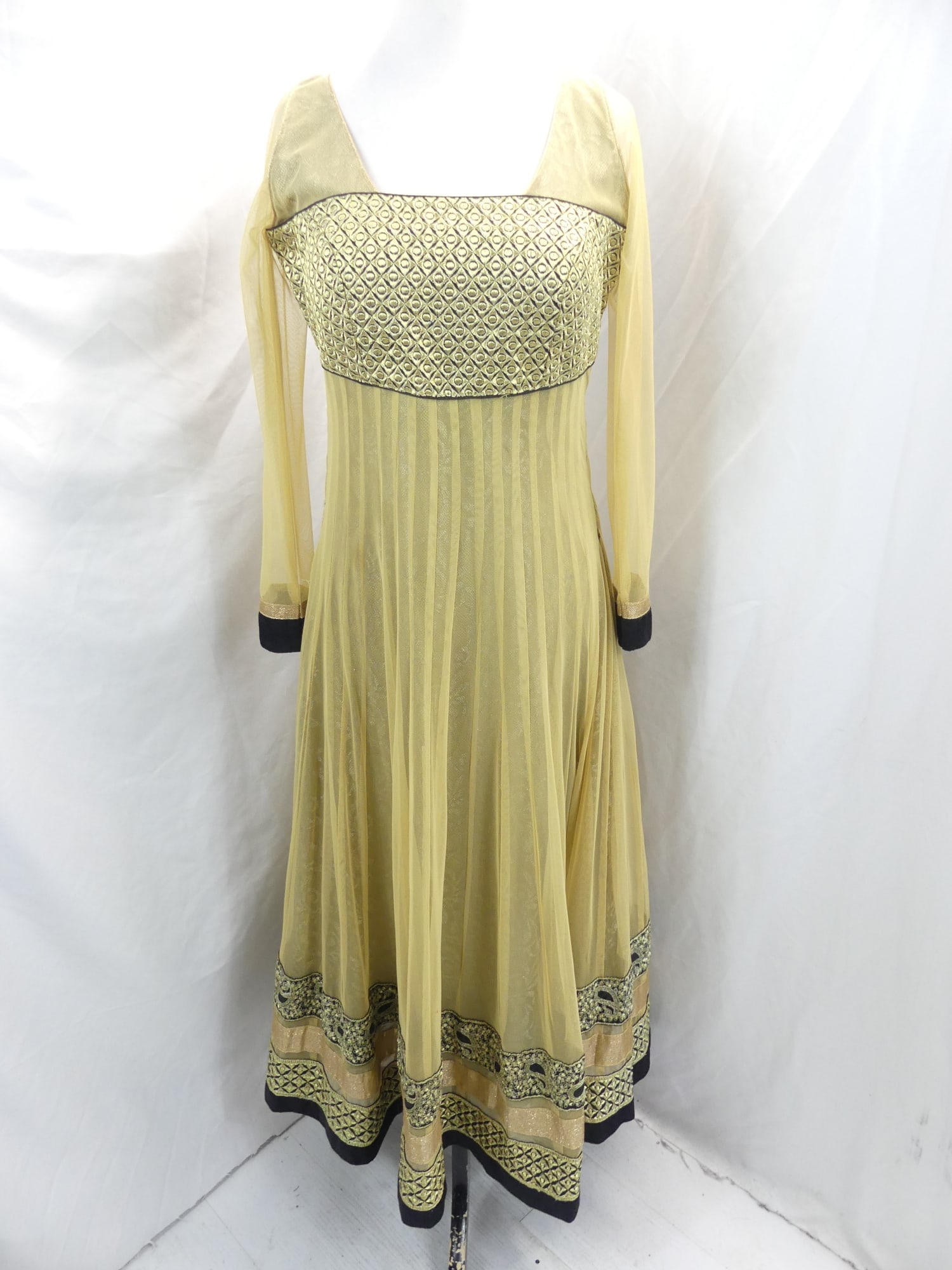 Vintage Rang 1990's-2000 Gold & Metallic Embroidered Gown: approx. 38 padded bust, 34 waist. In good condition, see photo's
