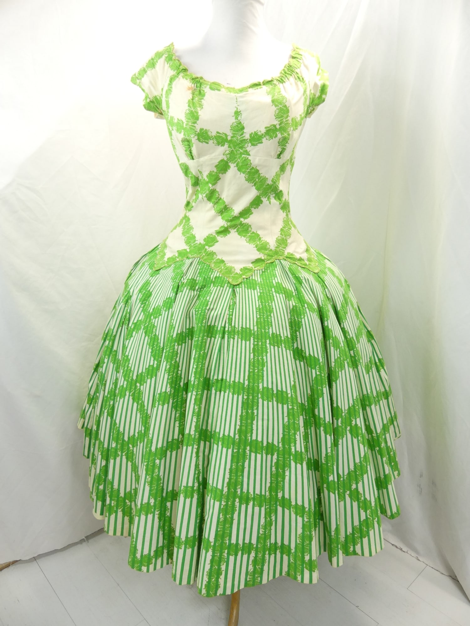 Vintage 1950's Green & White Floral Fit & Flare Circle Dress: approx. 34 bust, 26 waist. Underarm staining & some other stains, see photo's