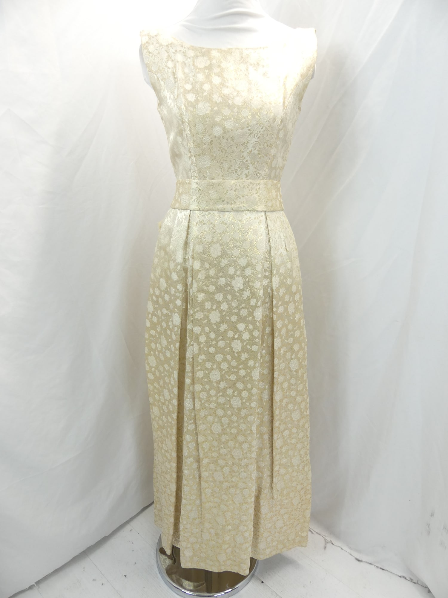 Vintage 1970's Oscar de la Renta for Joseph Magnin Silk Chiffon Colorful Floral Gown: approx. 31 bust, 24 waist. In good condition, see photo's