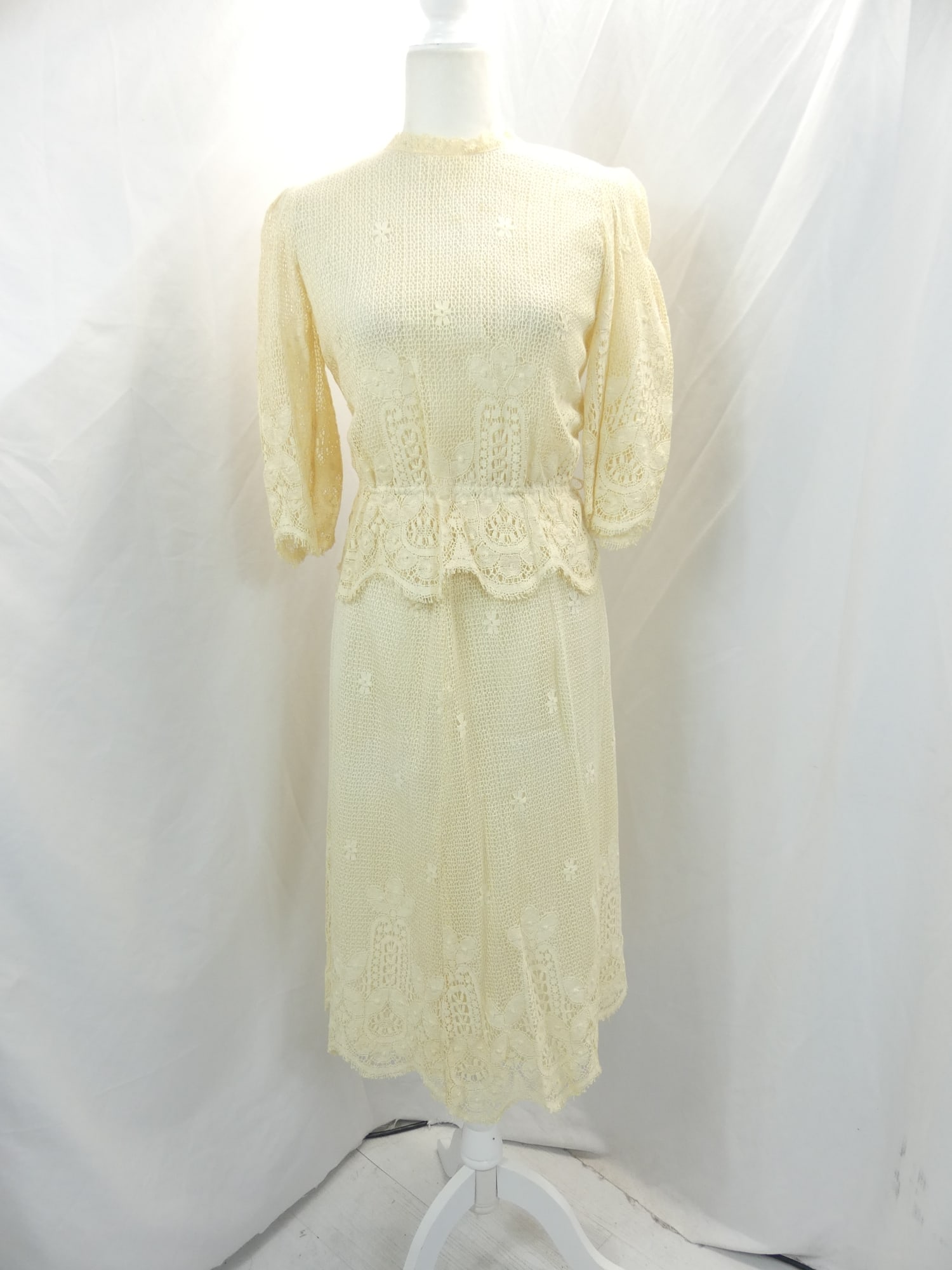 Vintage 1960's Lace Embroidered 2 Piece Skirt & Top Set: approx. 38 bust, 26 waist. Very light discoloration on collar where chin sits & some tiny spots, see photo's