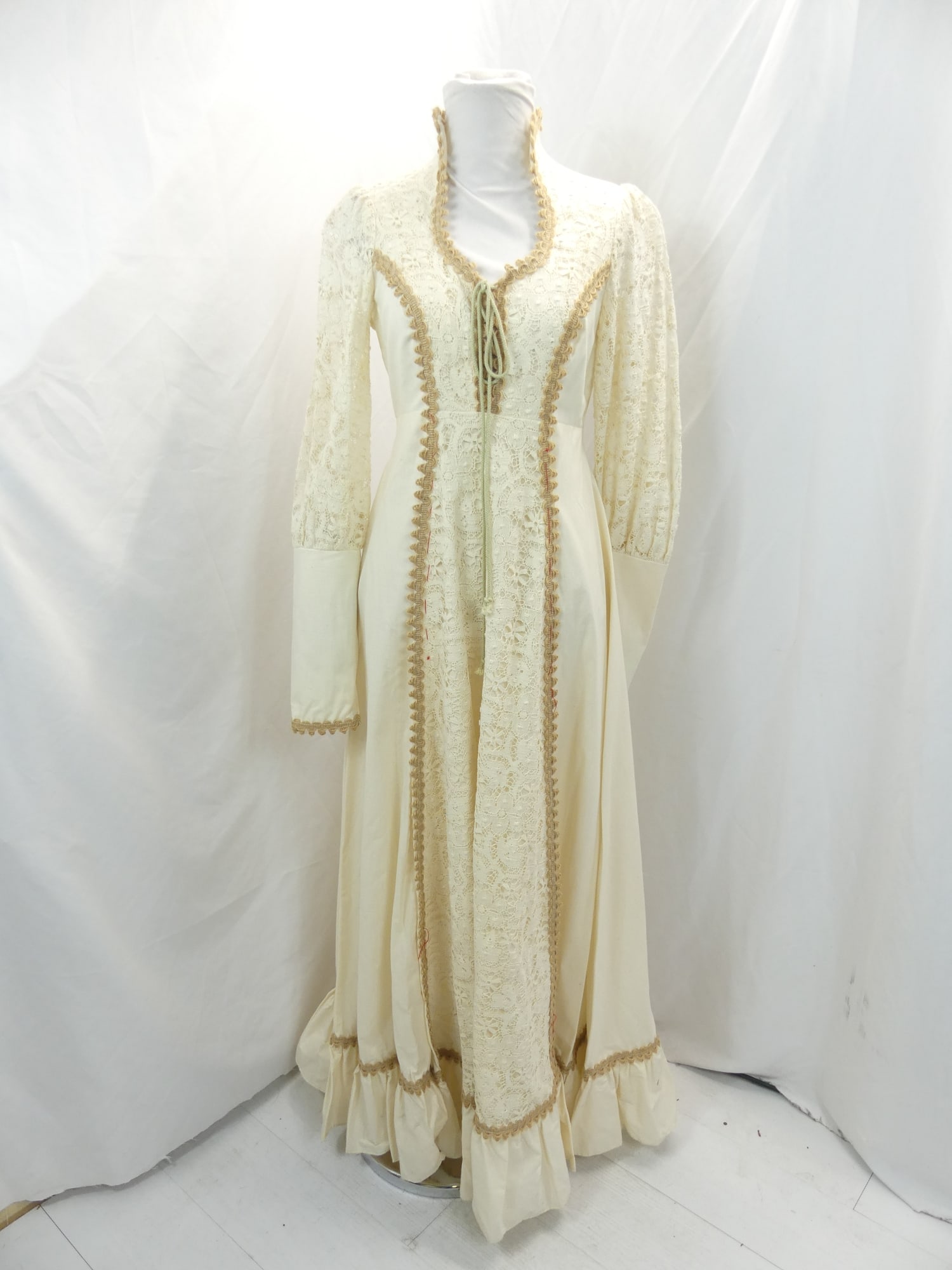Vintage 1970's Gunne Sax Maxi Dress with Lace & Jute Trim: approx. 34 bust, 28 waist. No label. Small dark spot on the back & has been taken in from the waist down where the red thread is, see photo's