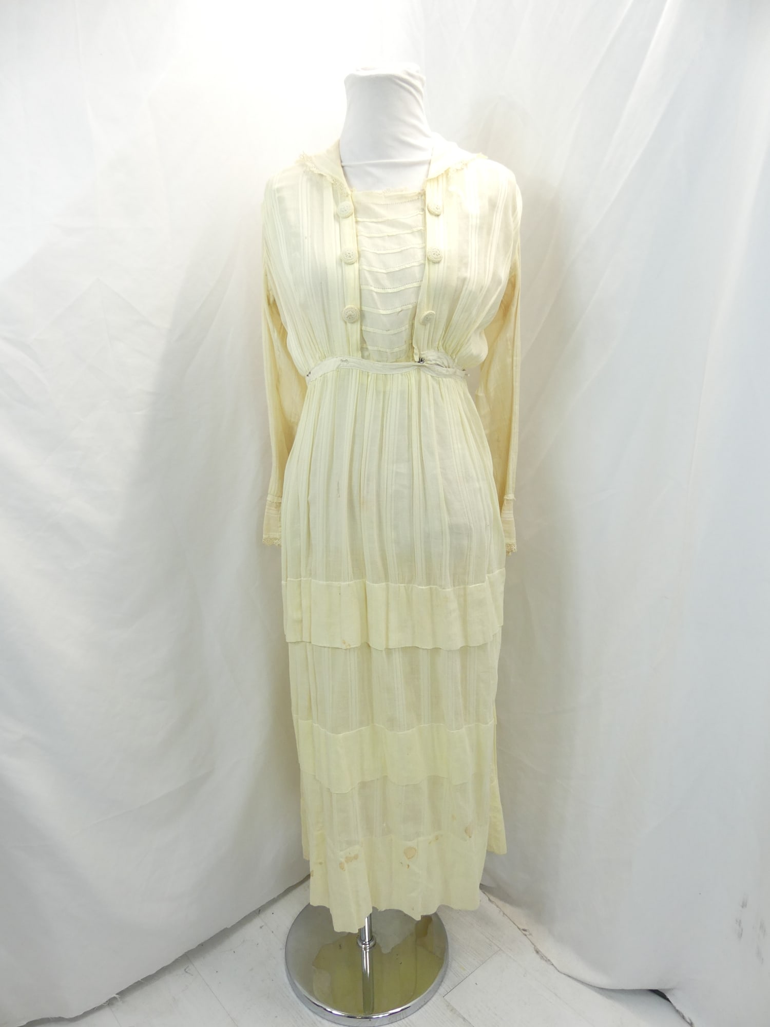 Edwardian Cotton Gauze Tea Dress: approx. 38 bust, 26 waist. I believe the hem has been taken up. Underarm discoloration, some spots & small holes, see photo's