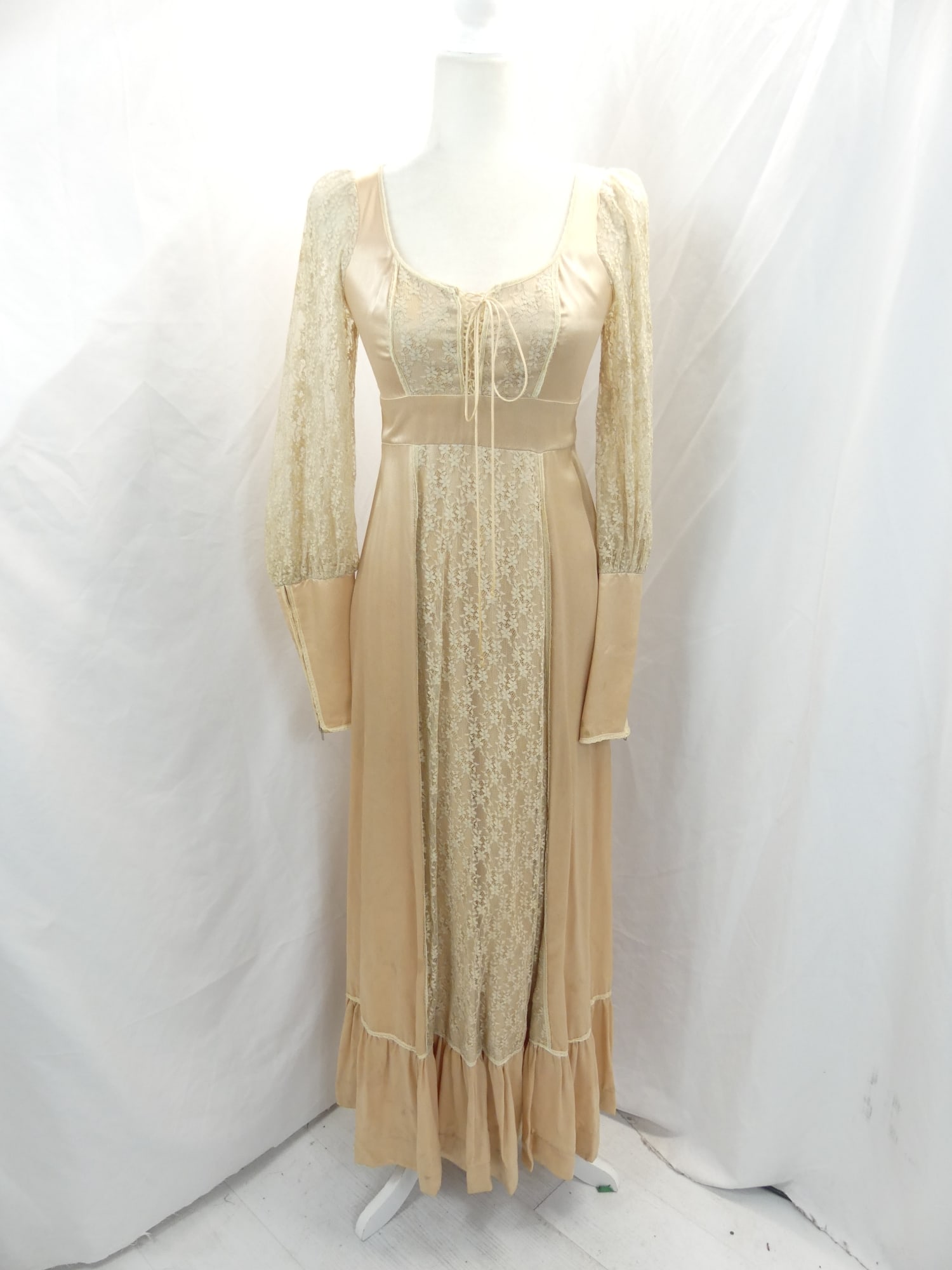 Vintage 1970's Gunne Sax satin & Lace Full Length Dress: approx. 32 bust, 28 waist. Needs seam repair under arms, has some small pulls & some stains. Hem is dingy & its been taken up, see photo's