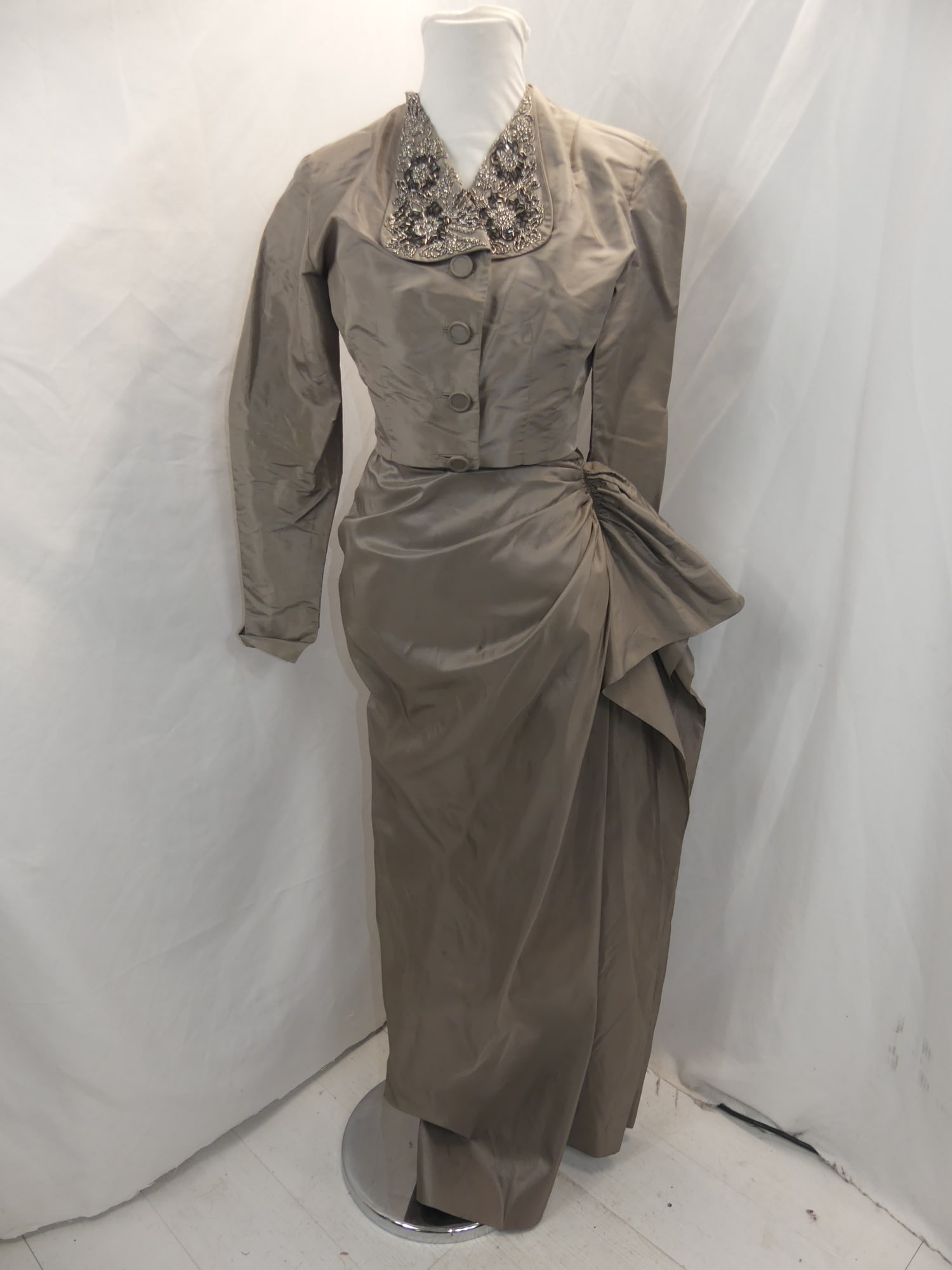 Vintage 1930-40's Gray Silk Gown with Jacket & Beading: approx. 34 bust, 25 waist. Stains & fray under the arms of the dress. Needs small seam repair on the jacket otherwise in good condition, see photo's