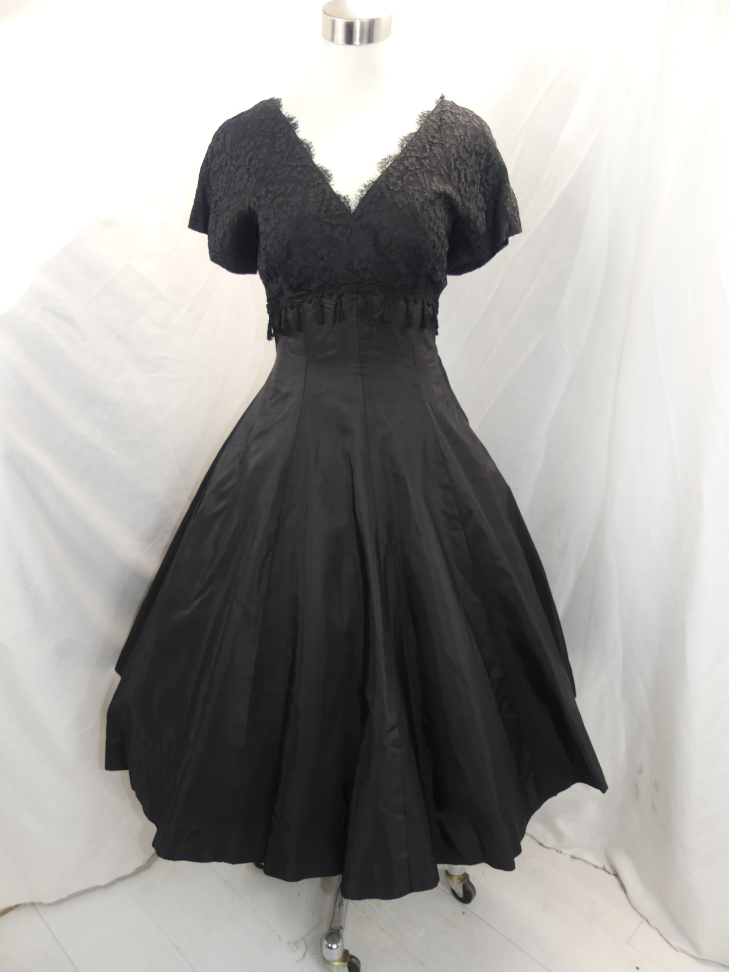 Vintage Black 1950's Silk Taffeta & Lace Circle Dress with Tassel Trim: approx. 36 bust, 29 waist. In good condition, see photo's