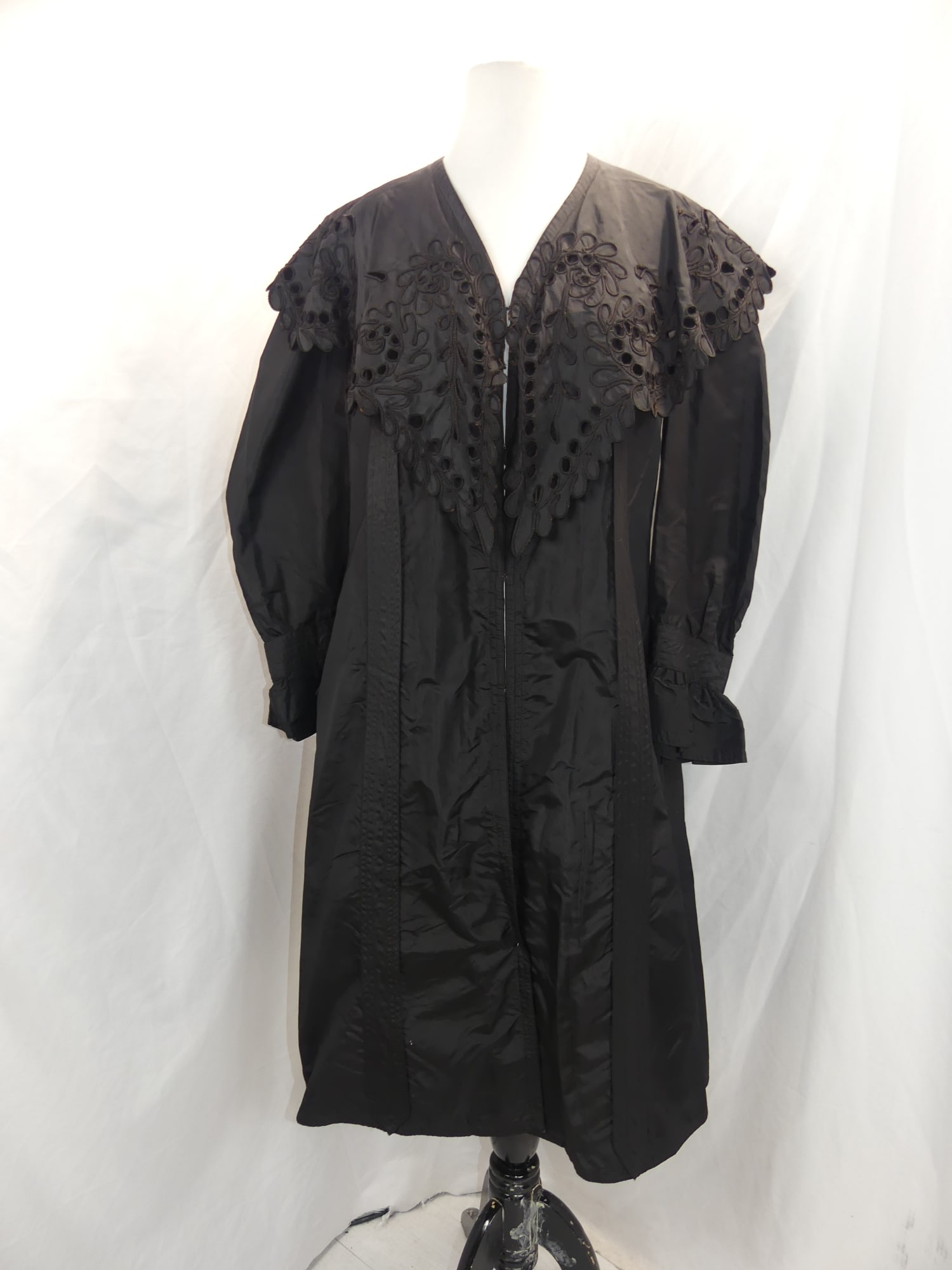 Antique Black Silk Duster with Applique Cord Eyelet Shawl Collar: approx. 40 bust, 38 waist. In good condition, see photo's