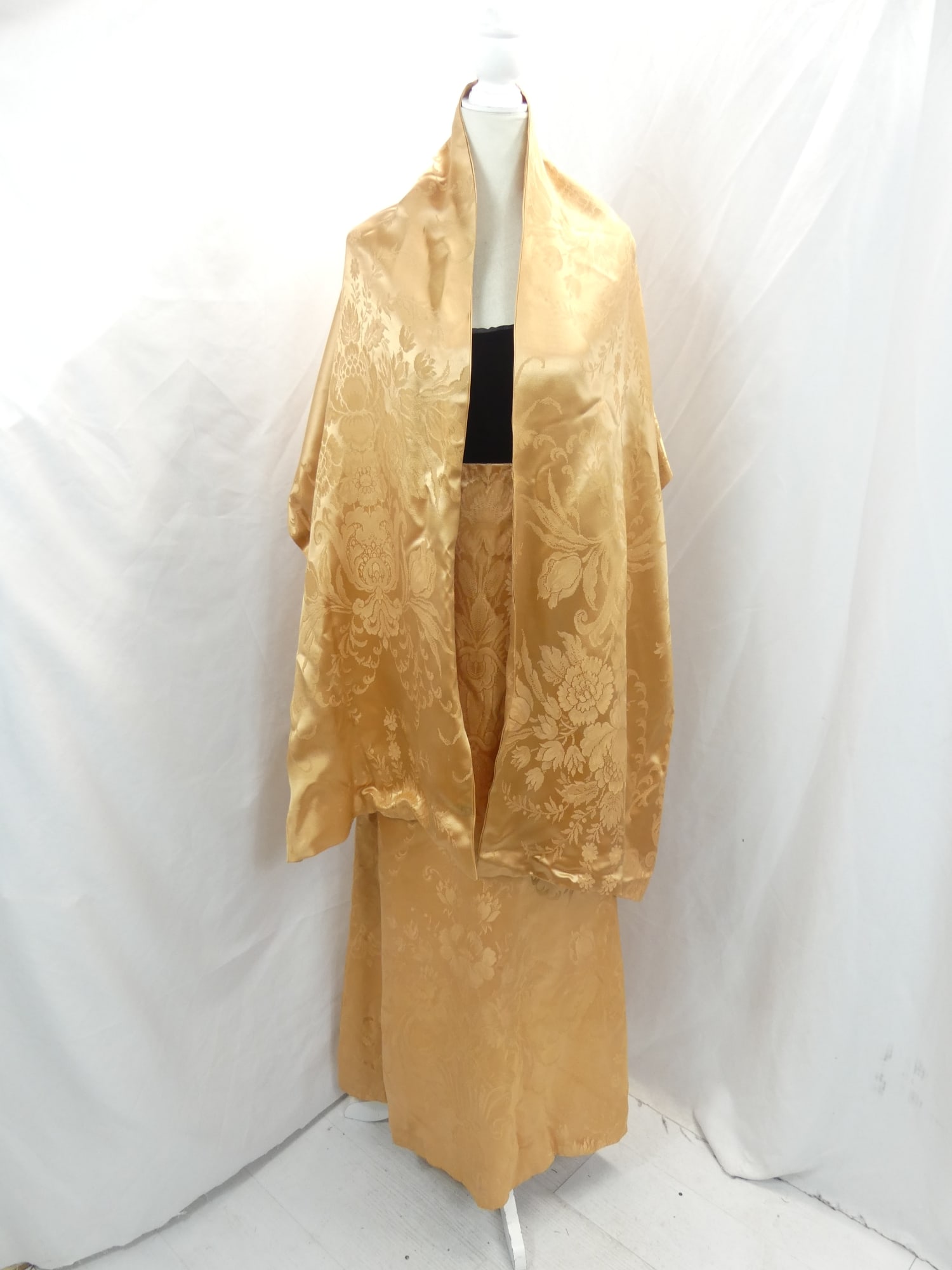 Vintage 1960's Gold & Black Velvet Gown with Shawl: approx. 32 bust, 28 waist. Powder marks under arms, has a couple of pulls by waist otherwise in good condition, see photo's