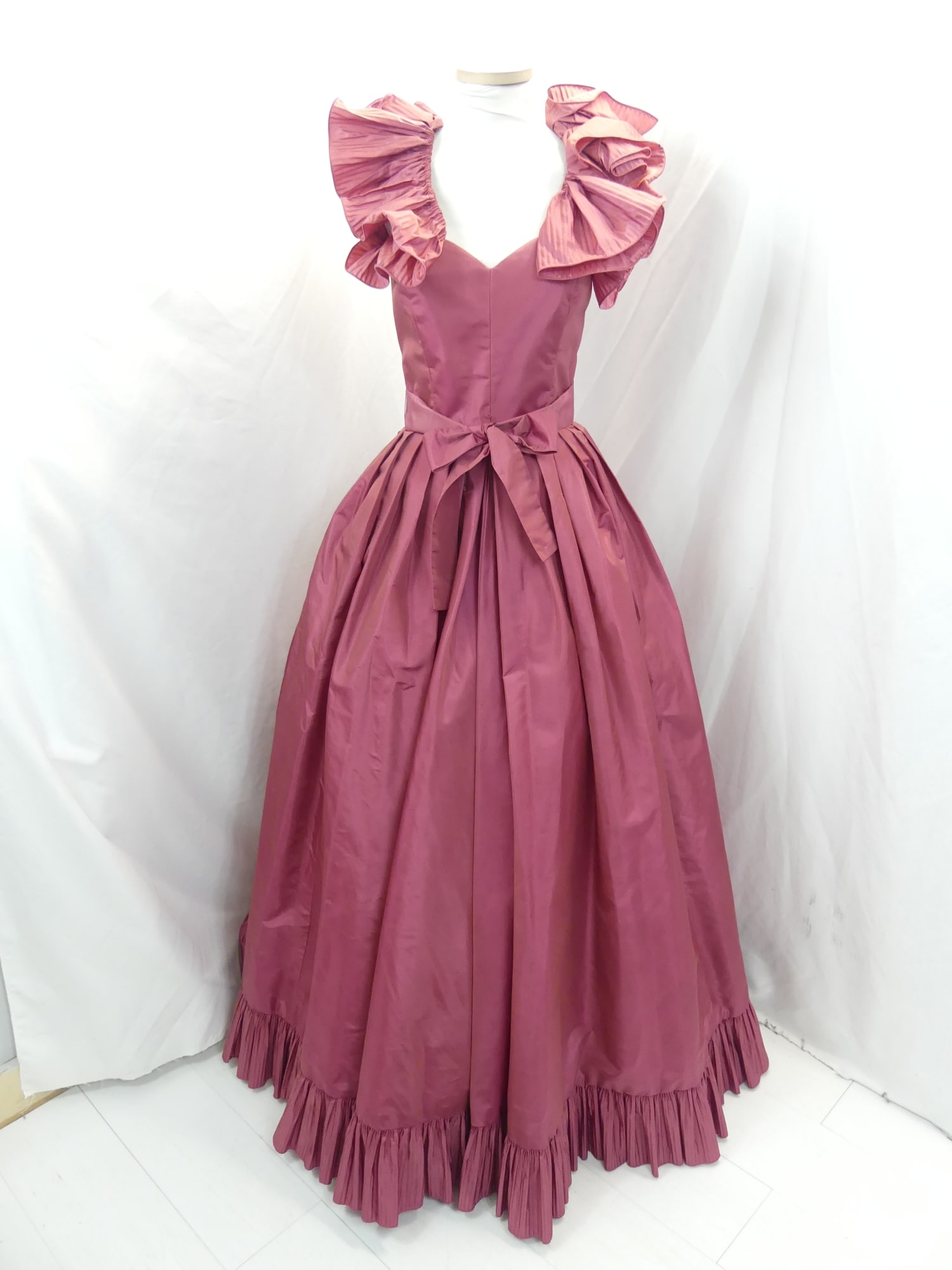 Vintage 1980's Victor Costa for Saks Fifth Avenue Raspberry Pink Taffeta Sweetheart Bodice Gown: approx. 32 bust, 24 waist. Can be worn off the shoulder & has as a 2 tone shimmer. In good condition, see photo's