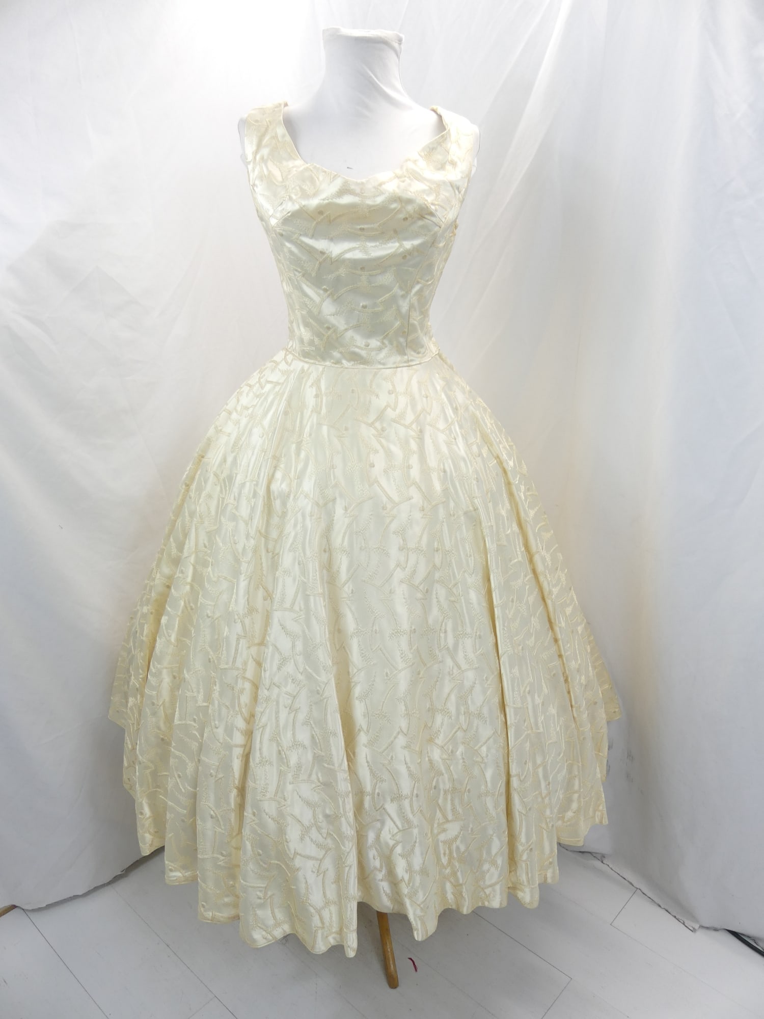 Vintage 1950's Cr?me Colored Satin Embroidered Fit & Flare Circle Dress: approx. 32 bust, 25 waist. Dress is hard to zip. Has some underarm discoloration otherwise in good condition, see photo's