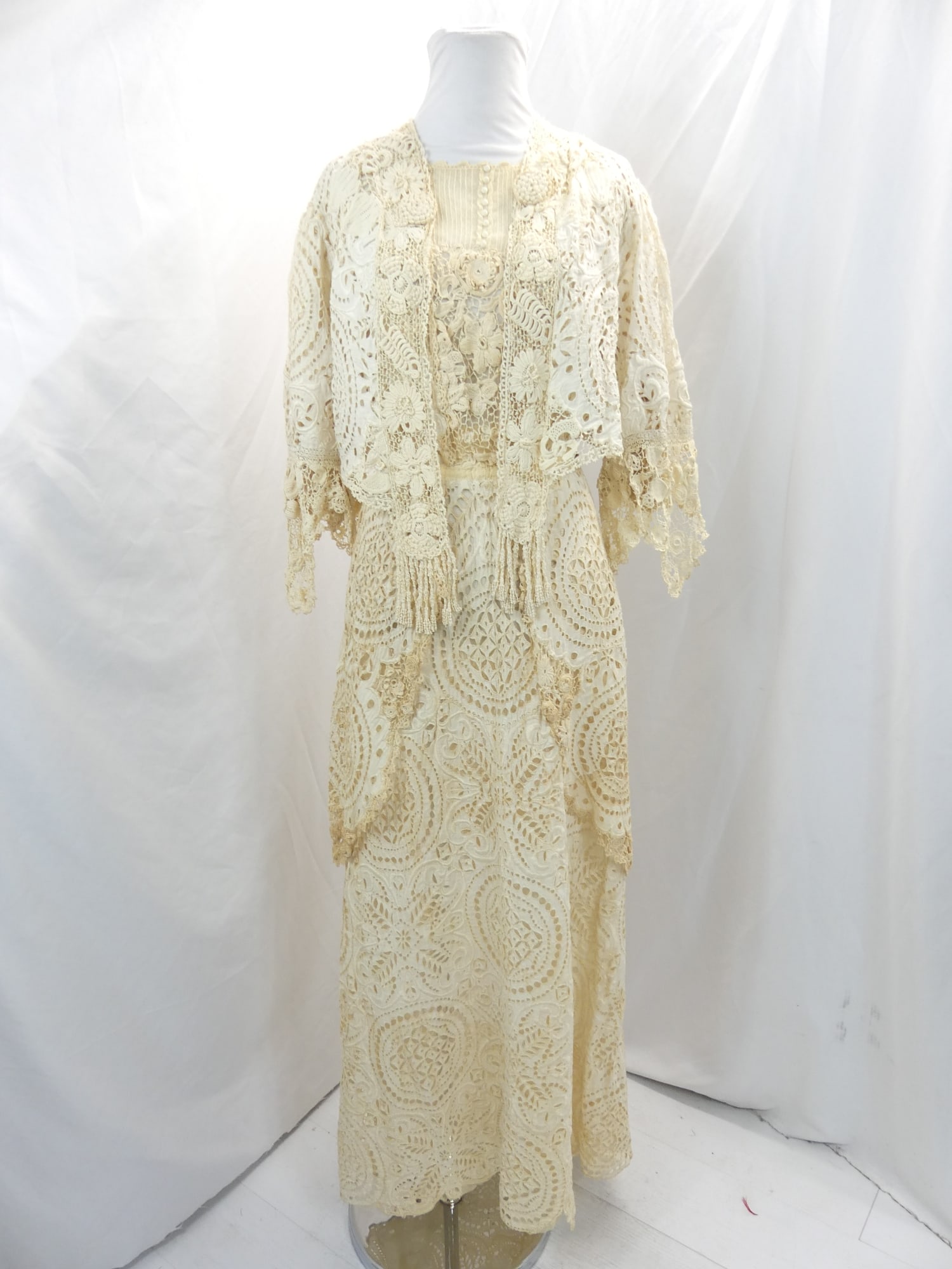 Early 1900's White Eyelet & Irish Crochet Tea Dress & Jacket Set: approx. 36 bust, 25 waist. Dress has some discoloration or stains, damage on the dress sleeve & under one arm. Jacket is in good condition, see photo's