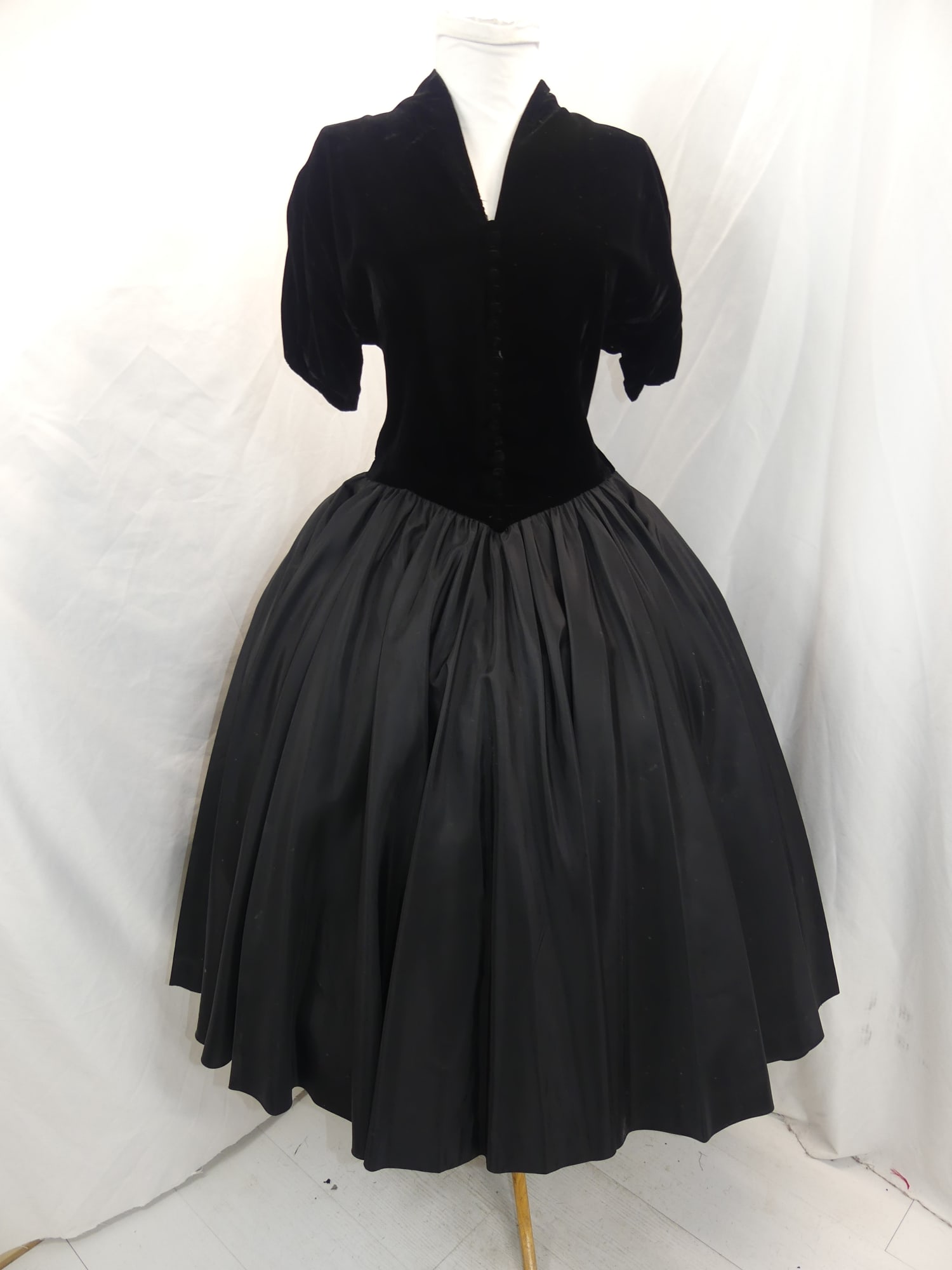 Vintage 1940-50's Black Taffeta & Velvet Circle Dress: approx. 38 bust, 30 waist. Has some wear to the velvet around edges & some white spots that possibly will come out, see photo's