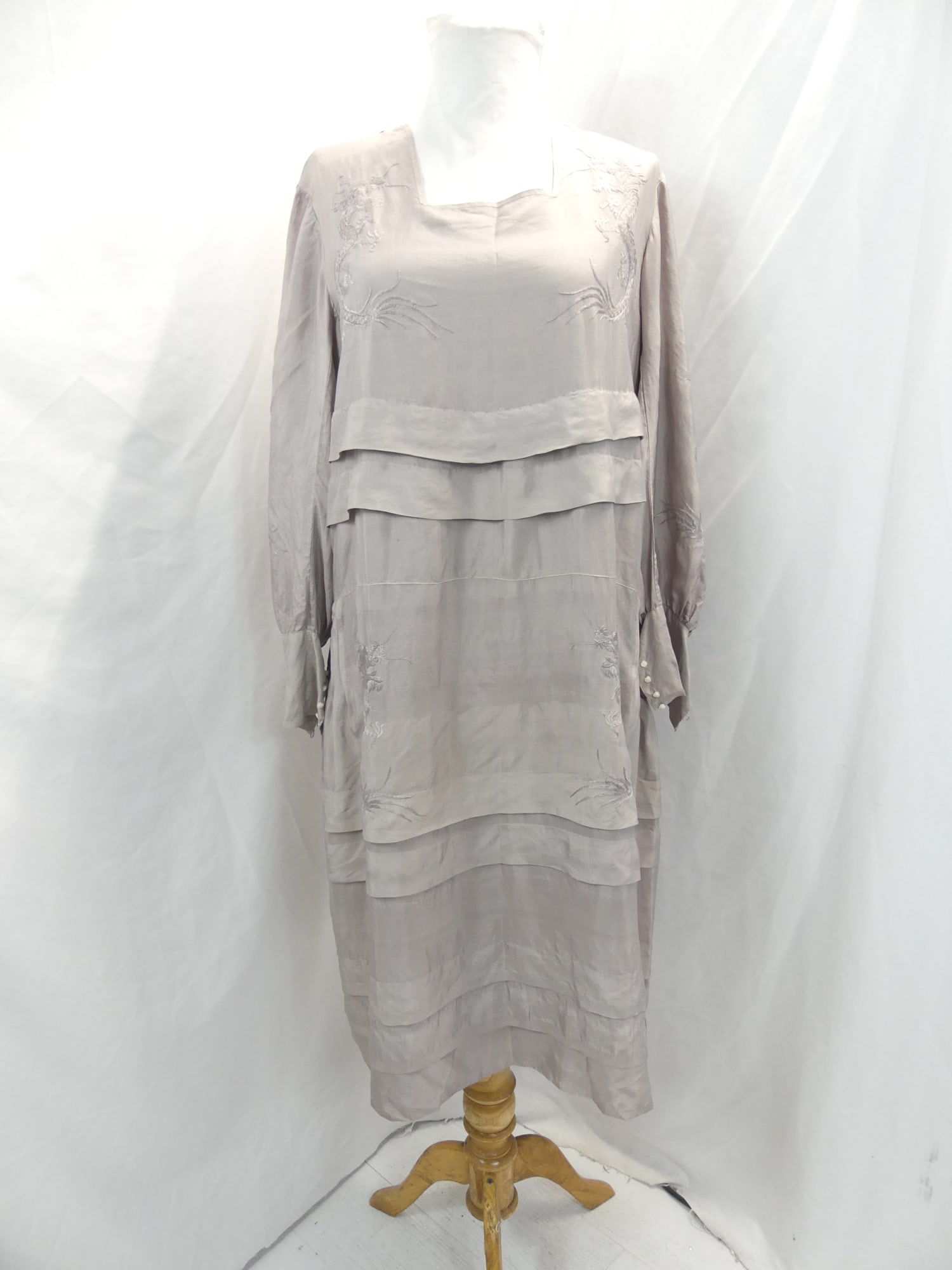 Vintage 1920's Pale Purple Silk Asian Dress with Embroidered Dragons: approx. 42 Bust & waist. Has been taken up by the waist & has very slight underarm marks otherwise in good condition, see photo's