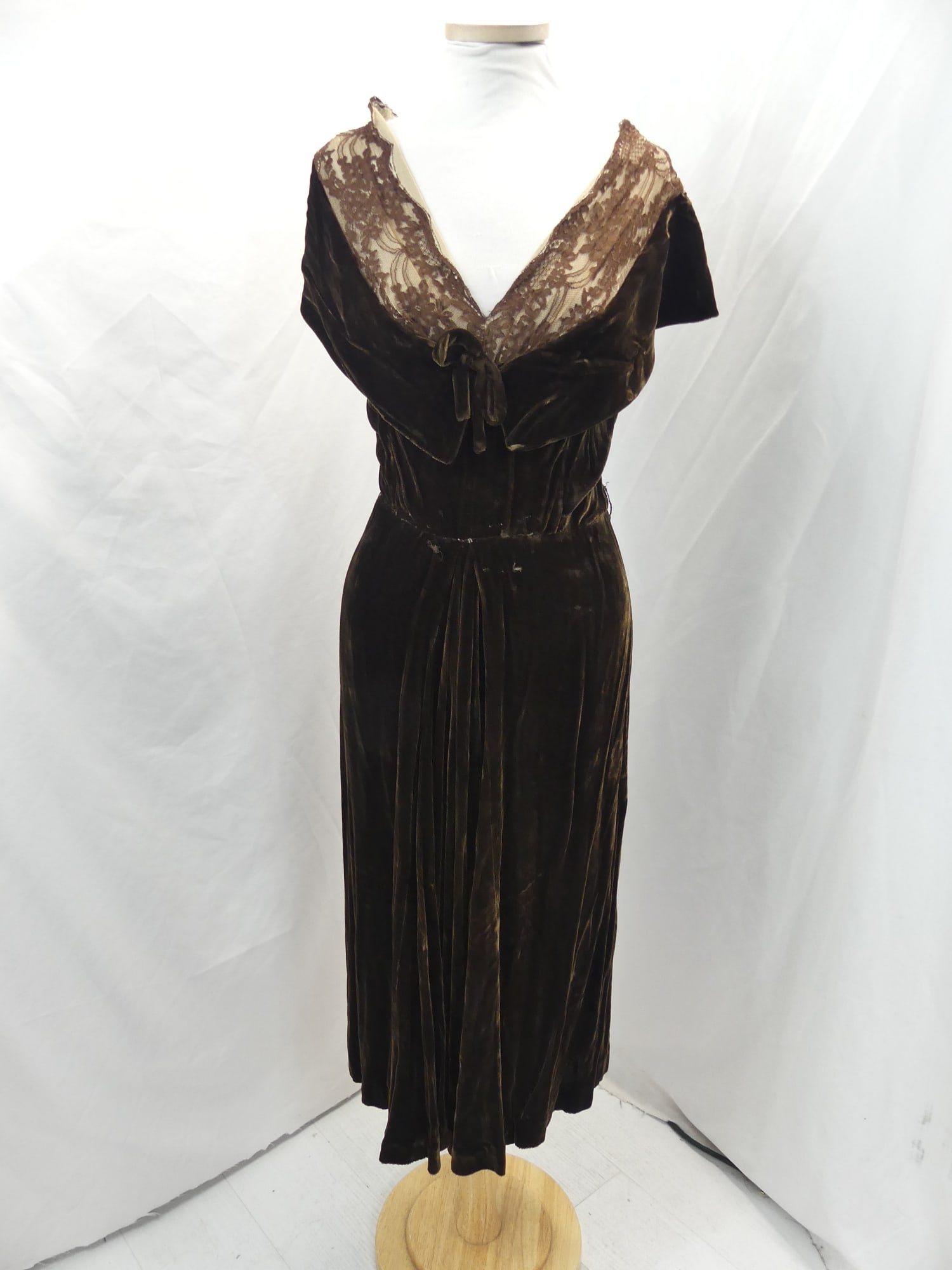 Vintage 1940's Hdair Brown Velvet & Lace Evening Dress: approx. 38 bust, 28 waist. Has a couple of holes in the lace, underarm marks & a couple of small holes in dress, see photo's