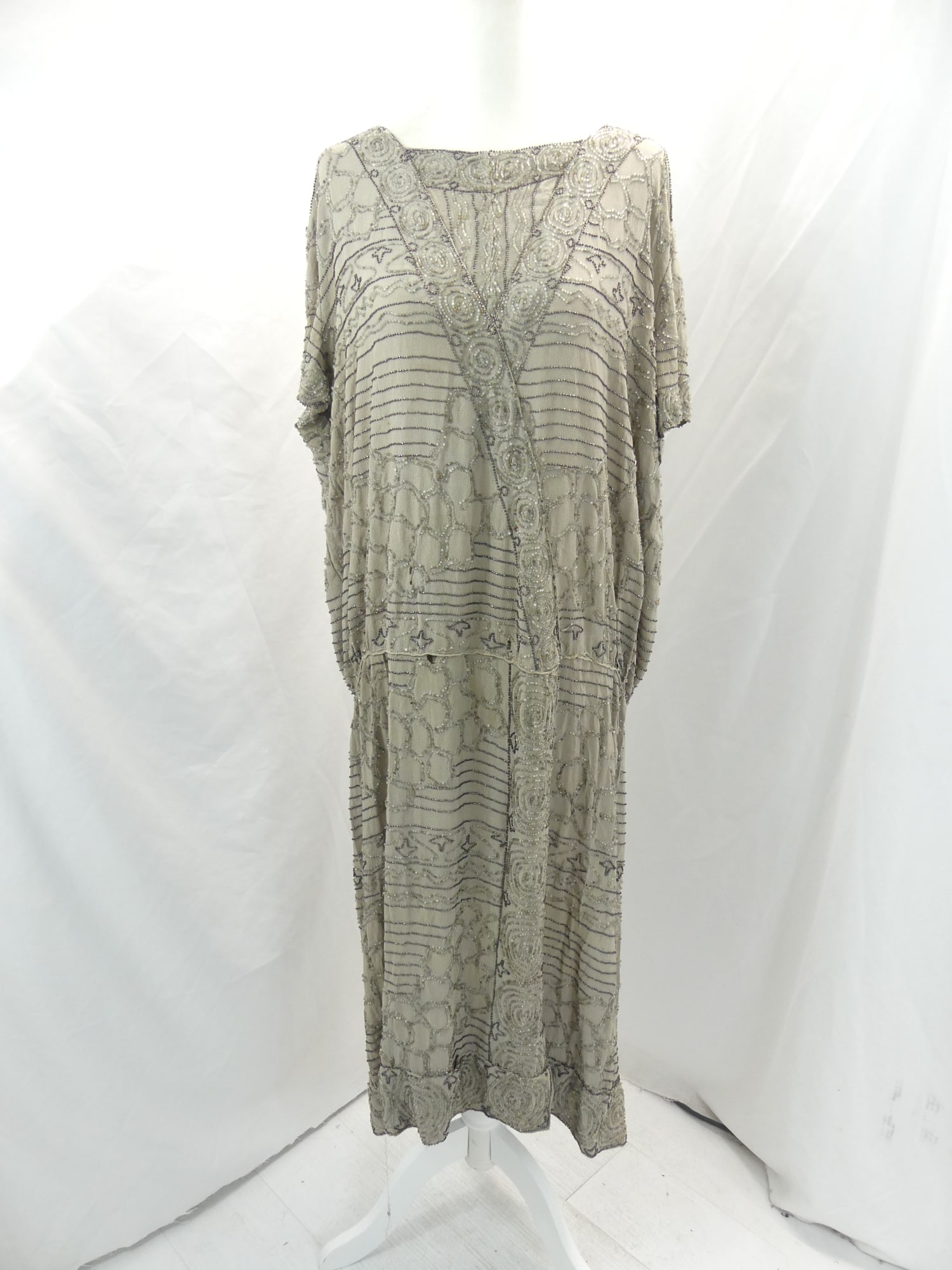Vintage 1920's Green Beaded Flapper Dress: size 42. Missing beads under arms as well as a few other spots. It has been altered at the hem & has a couple of stains & tiny holes, see photo's
