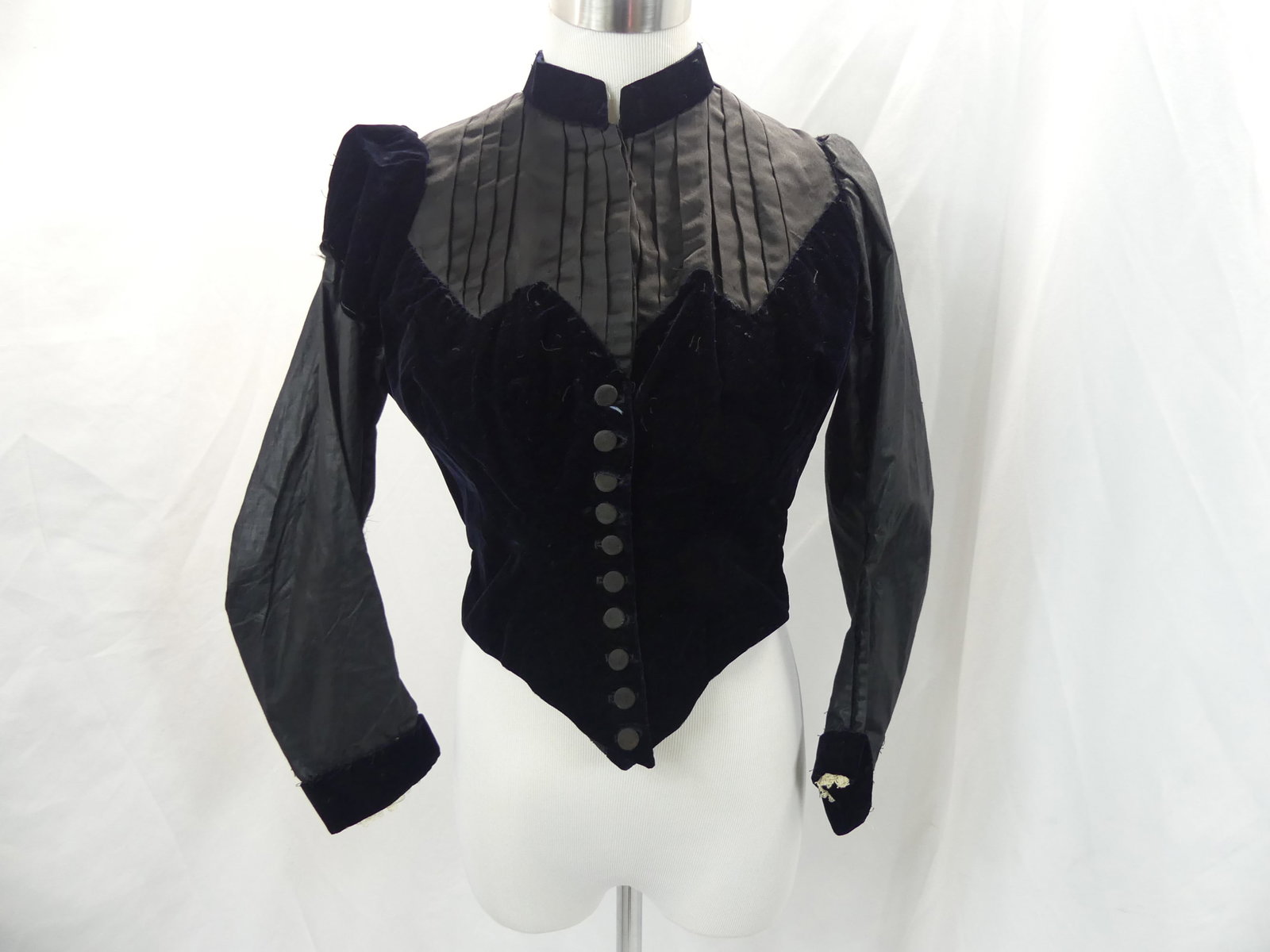 Late 1800's Black Velvet Bodice: approx. 34 bust, 27 waist. There was at one point lace covering the sleeves & possibly lace where the bust is otherwise good, see photo's