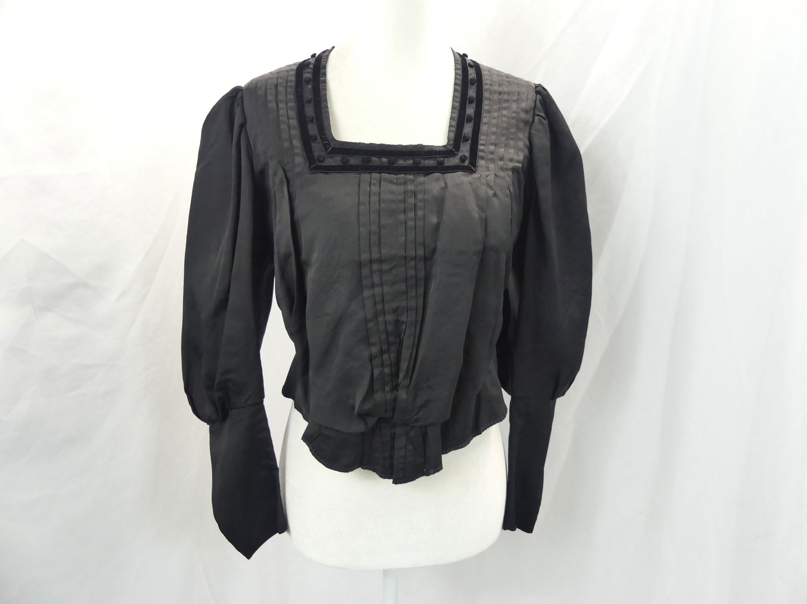 Vintage Early 1900's Black Silk Faile Blouse with Velvet Trim: approx. 32 bust, 28 waist. Has a little wear to the velvet otherwise good condition, see photo's