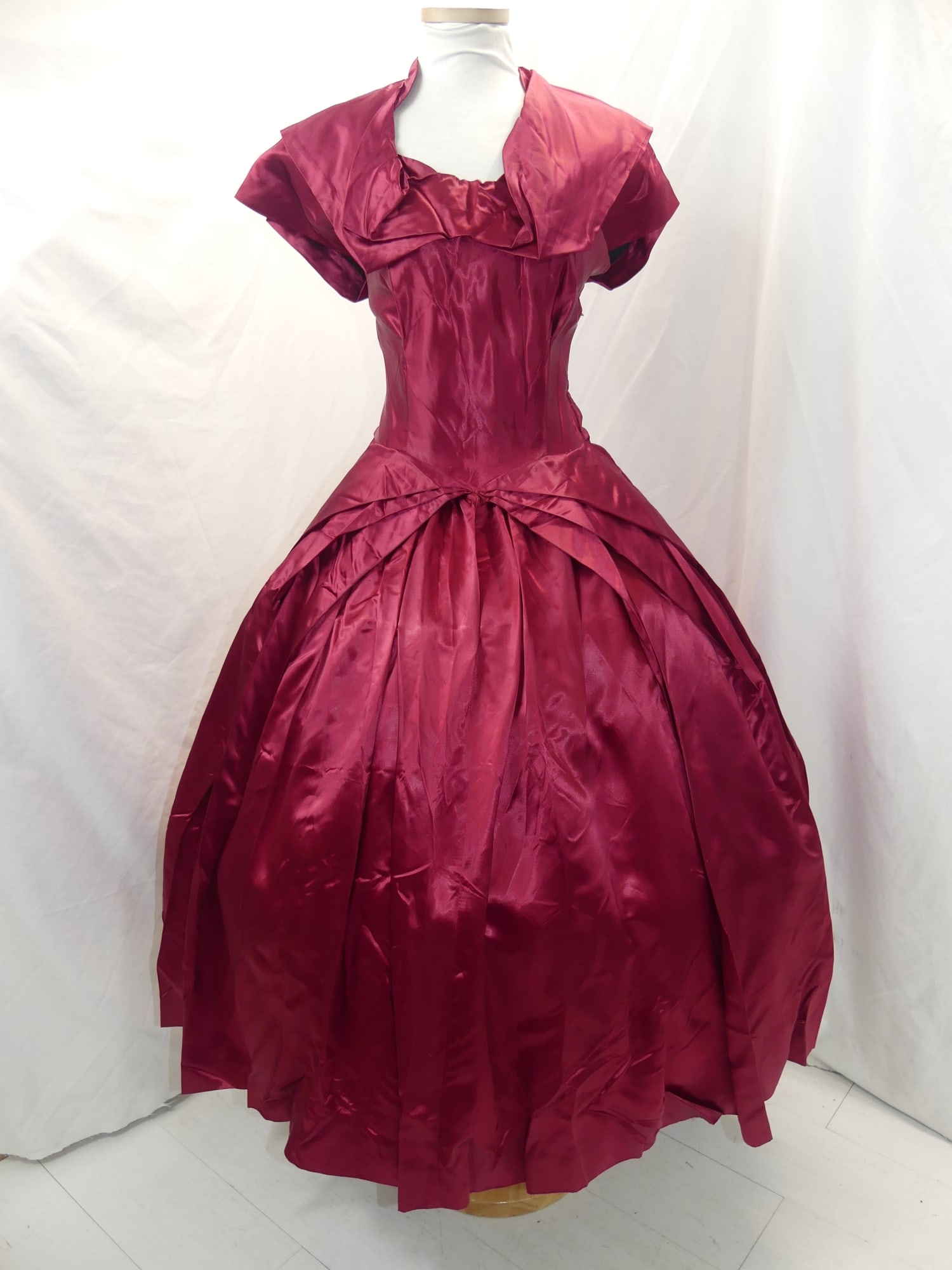 Vintage 1940-50's Cranberry Satin Party Dress: approx. 36 bust. 26 waist. Has some seam stress at the waist, some underarm marks & has a couple of stains otherwise good condition, see photo's