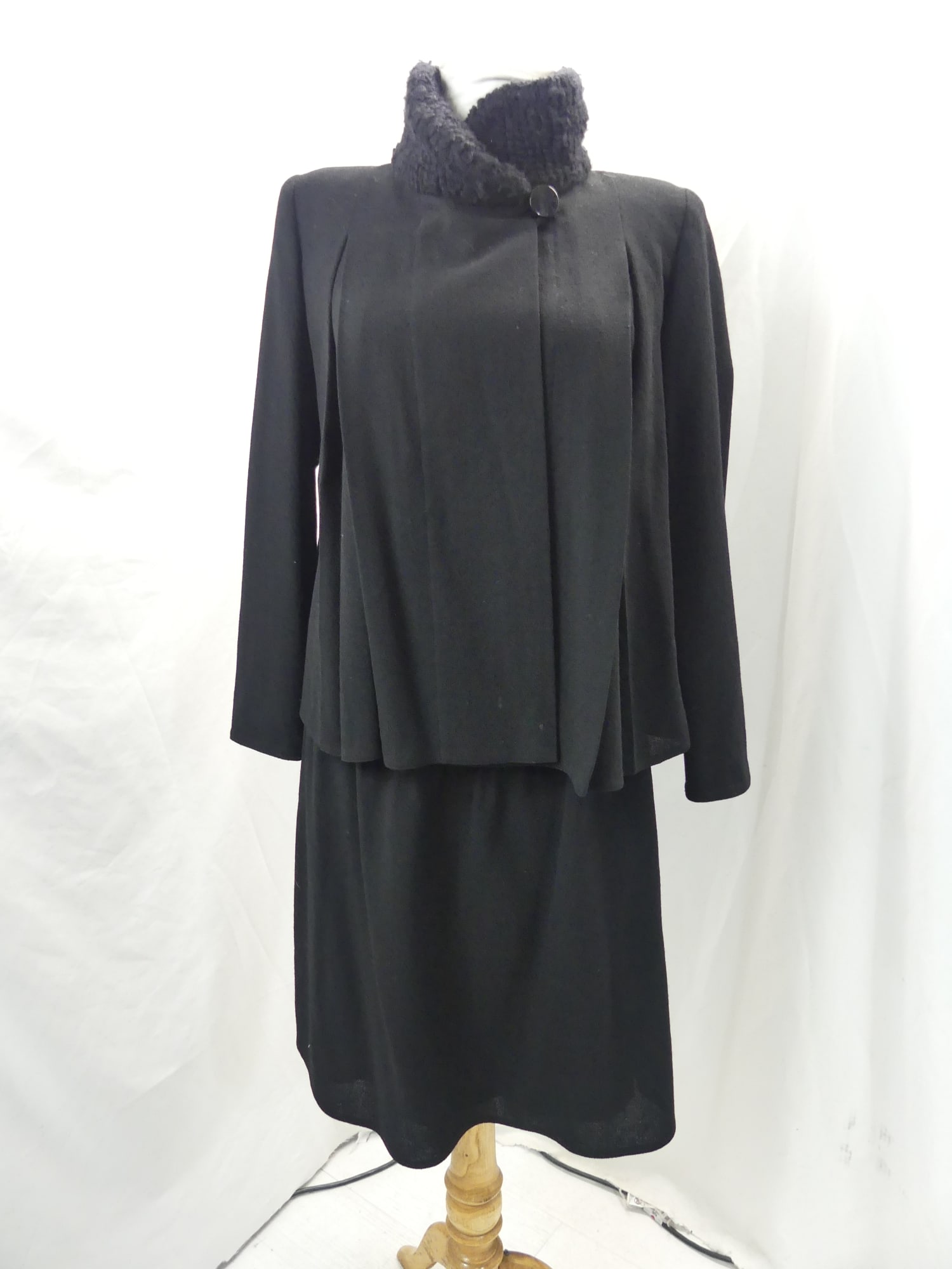 Vintage 1980's Chloe Black Wool Skirt & Jacket with Faux Lambswool: approx. 38 bust, 32 waist. In good condition, see photo's