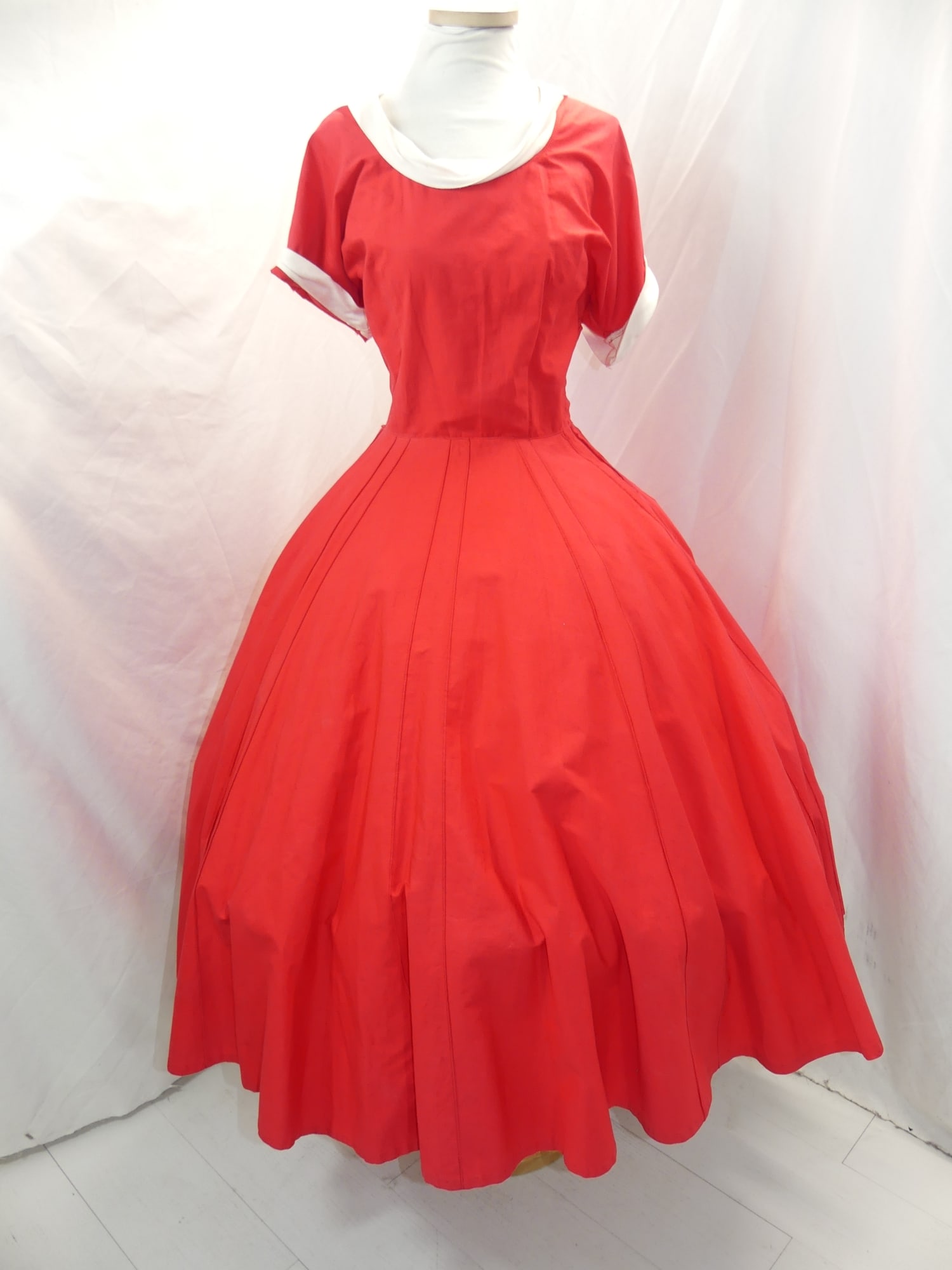 Vintage 1950's Lampl Red Cotton Fit & Flare Circle Dress: approx. 36 bust, 23 waist. Has faded shoulders, see photo's