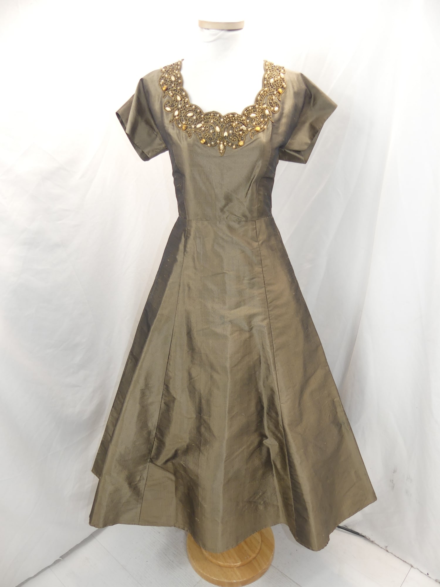 Vintage 1940's Gothe New York Bronze Tone Silk Taffeta Fit & Flare Cocktail Dress with Beaded: approx. 34 bust, 25 waist. In good condition, see photo's