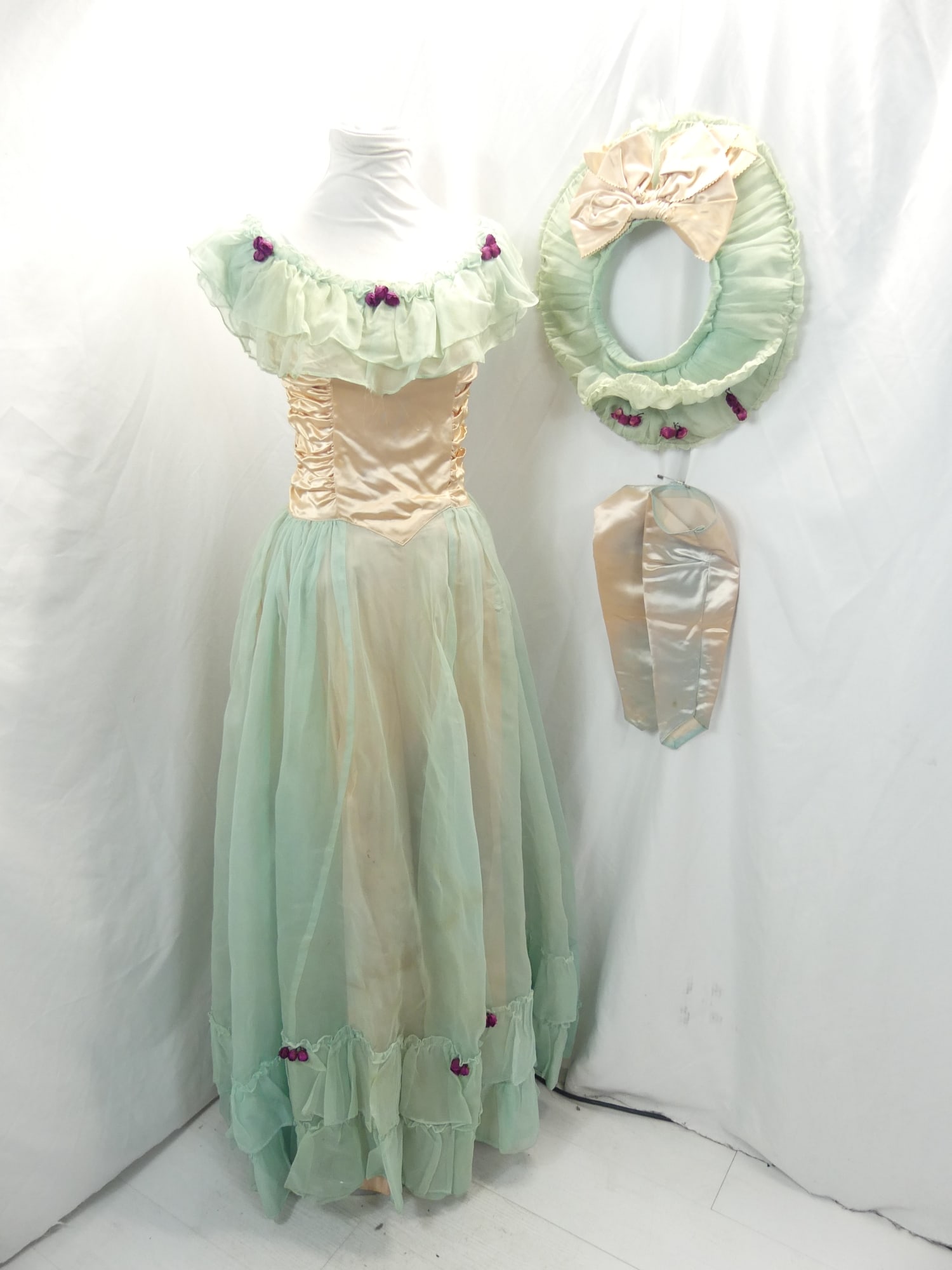 Vintage 1940-50's Green Chiffon & Peach Satin Gown with Hat & Sleeves with Tiny Rose Embellishments: approx. 34 bust, 26 waist. Has some holes in the skirt & a stain. Lining has stains. Sleeves & lining is ombre or discoloration. It also has hip bustles, see photo's