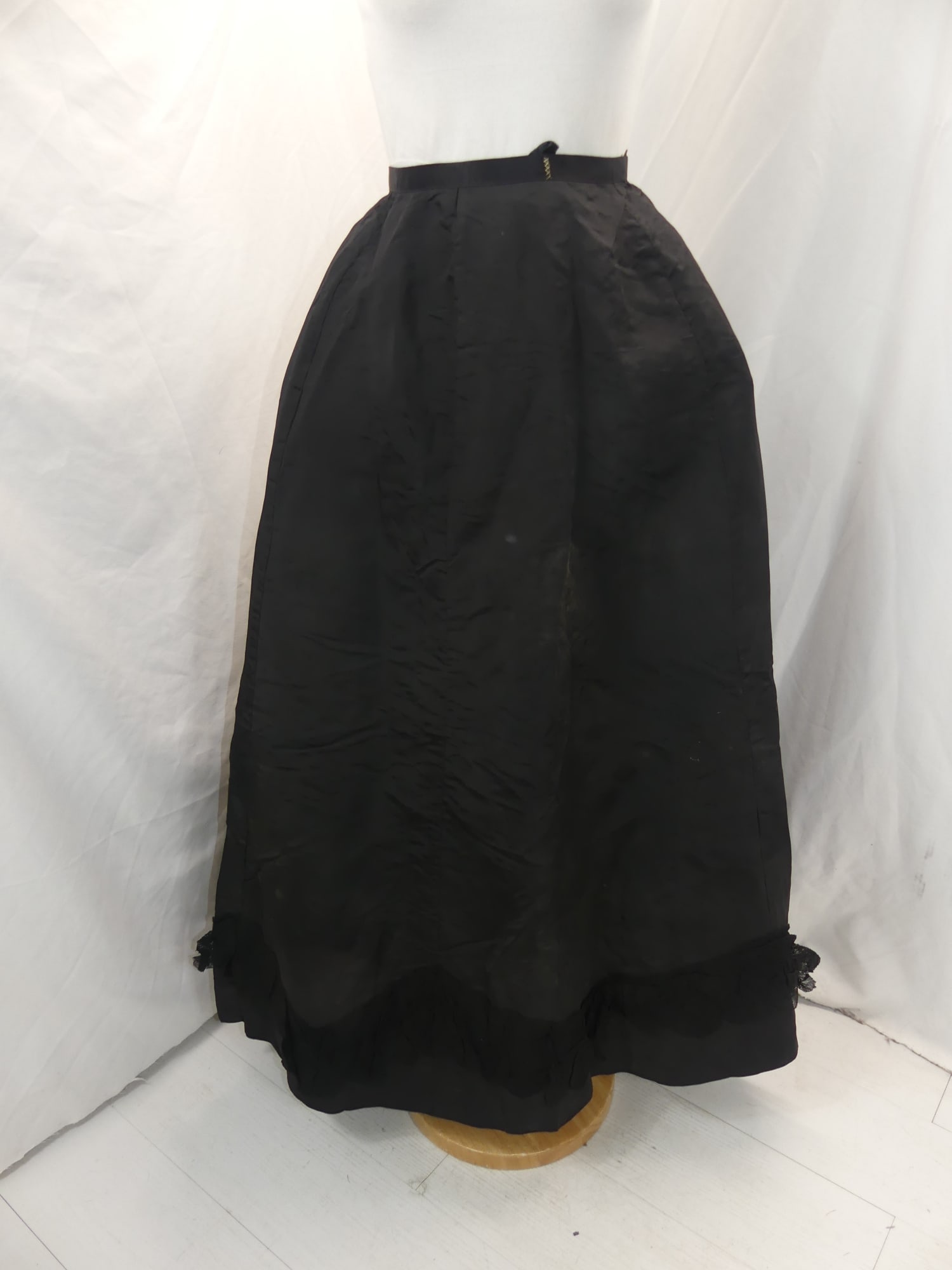 Victorian Black Silk Skirt with Lace Trim: approx. 20 waist. Couple of holes in the lace trim & a couple of tiny holes when held up to the light, see photo's