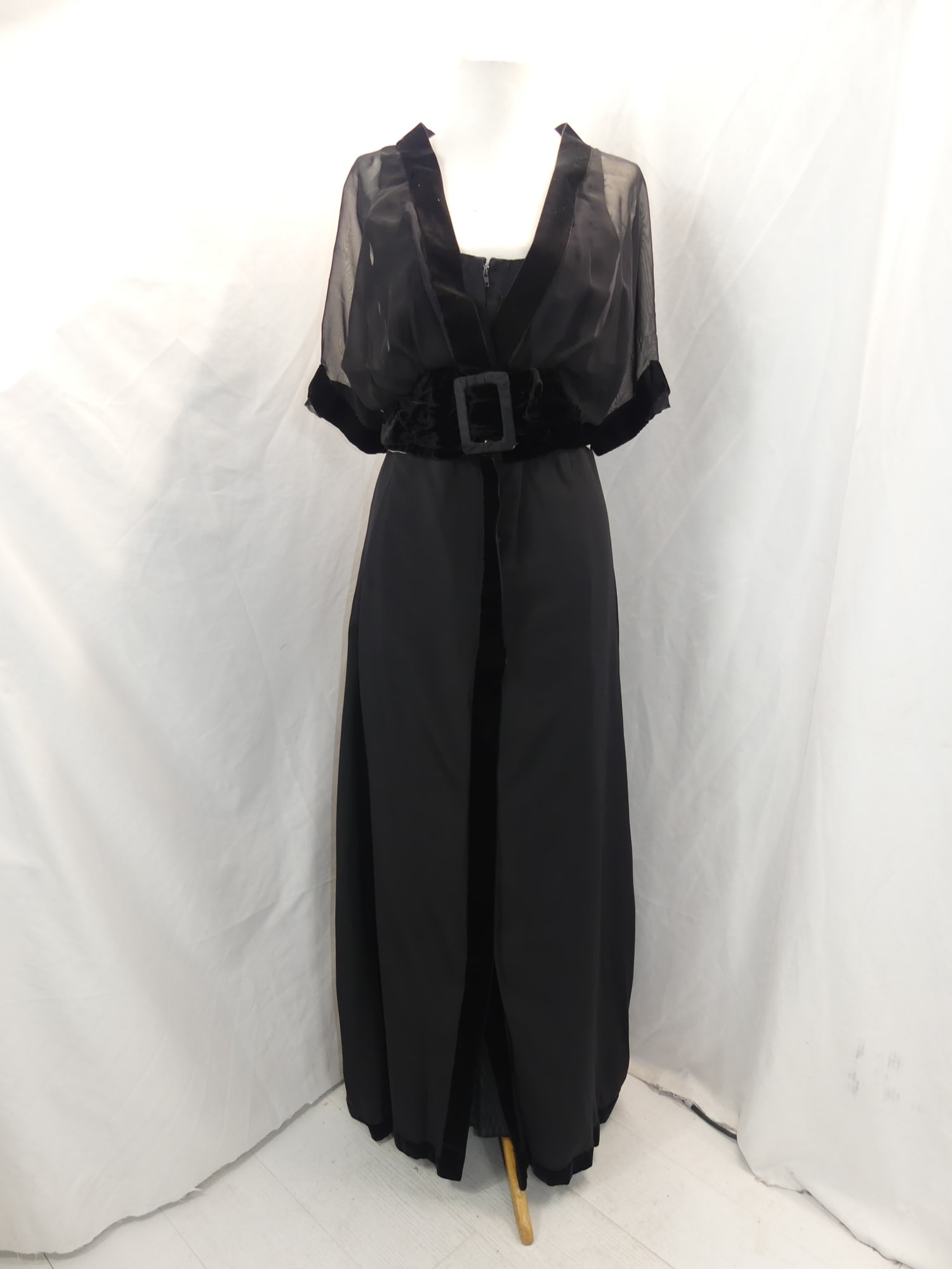 Vintage 1910 Black Balloon Bustled Evening Dress with Velvet: approx. 30 bust, 28 waist. Needs some seam repairs & some dusty soil at hem otherwise good condition, see photo's