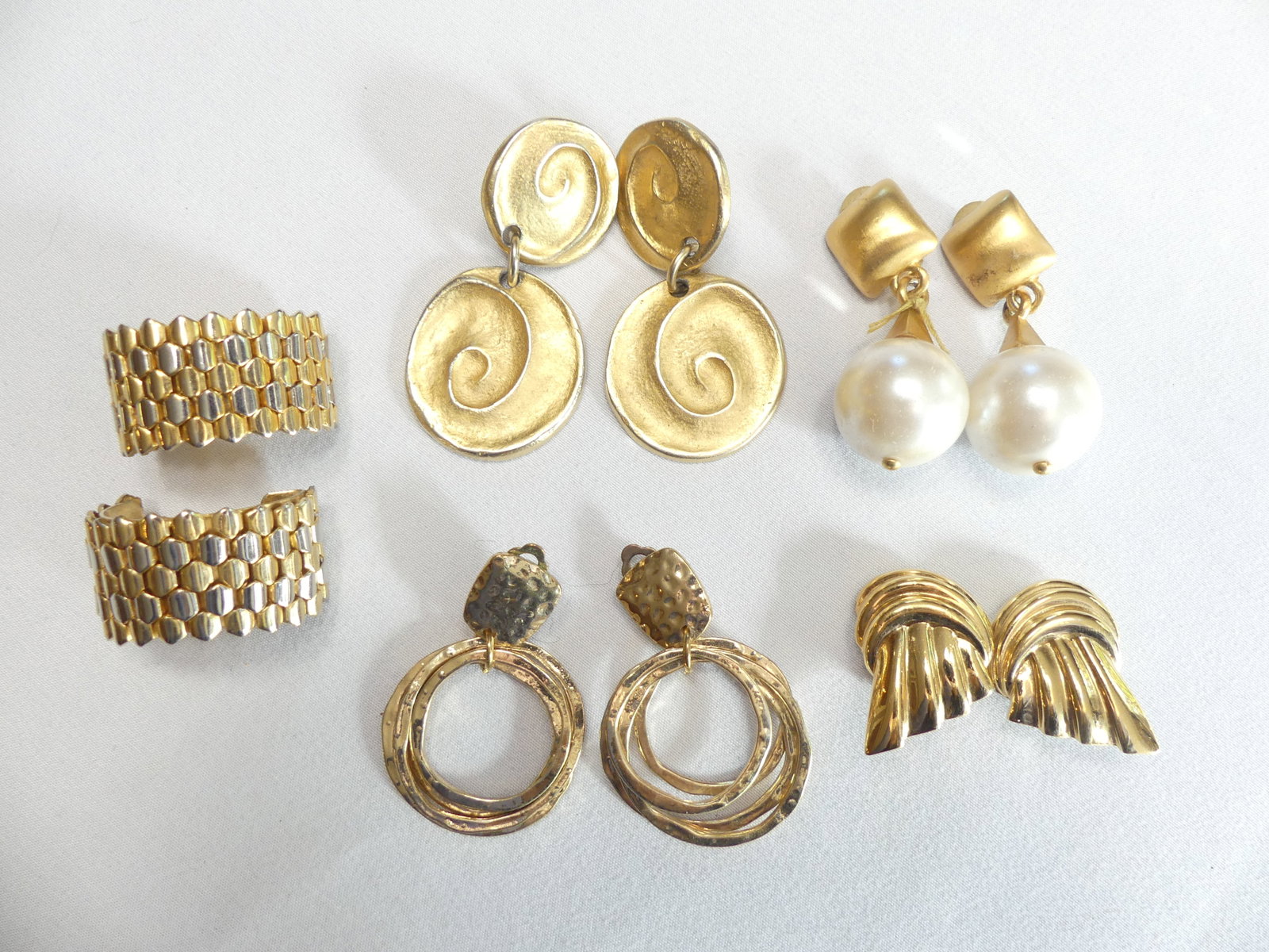 Lot of 5 Pair Vintage Gold Tone Earrings: see photo's